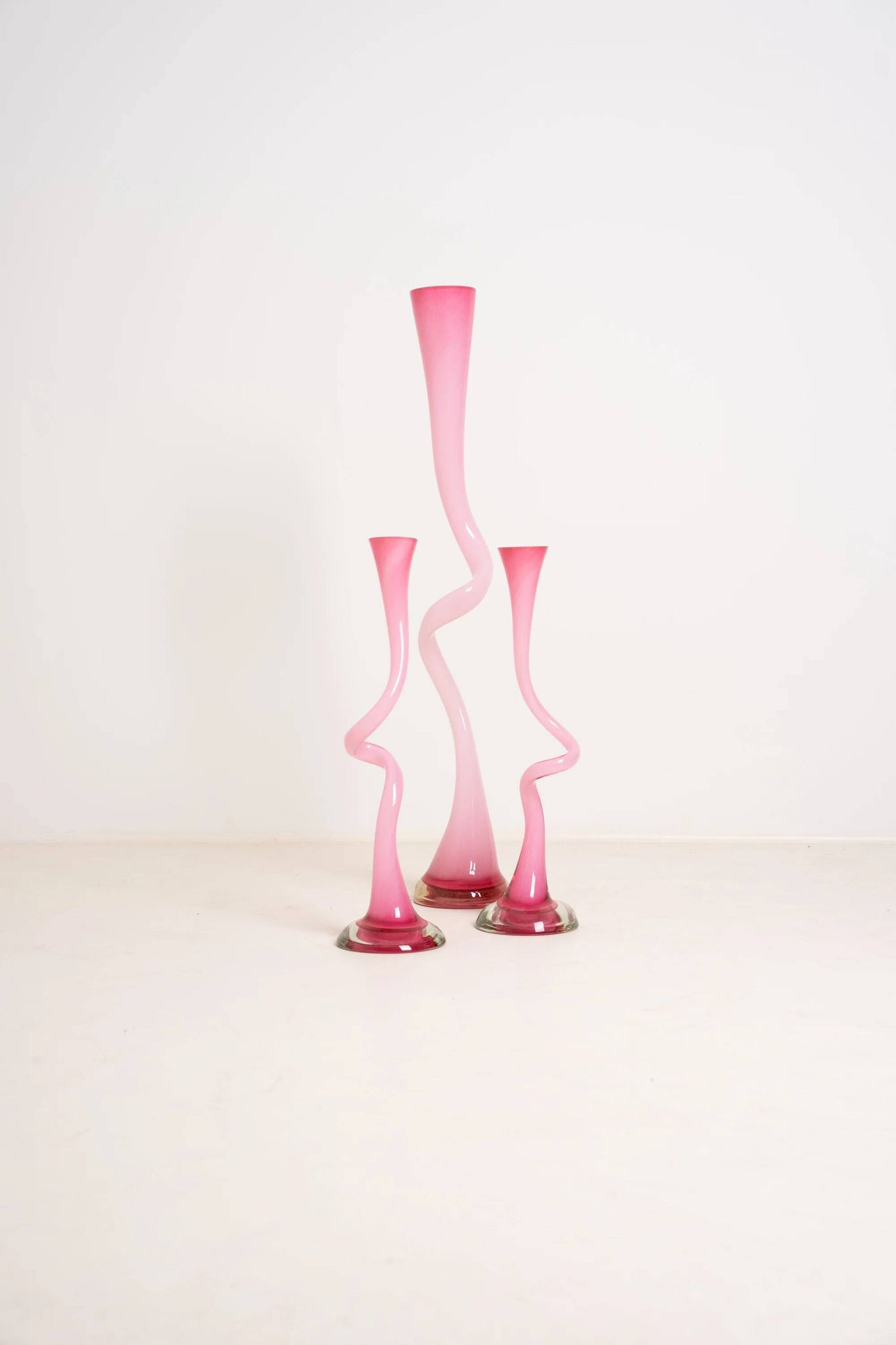 3 vases en verre rose tourbillonnant