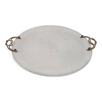 Assiette de service perforée en métal blanc, attribuée à Matthieu Mategot, années 1960.