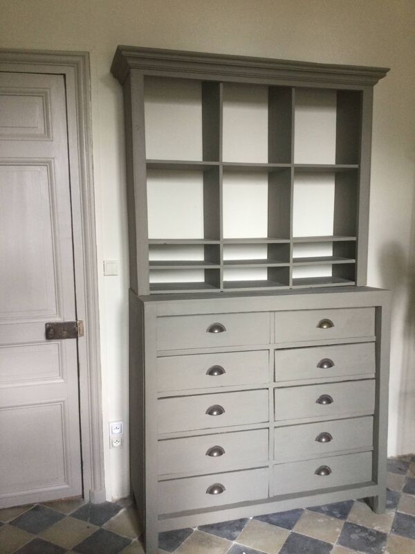 Bibliothèque ancienne avec tiroirs