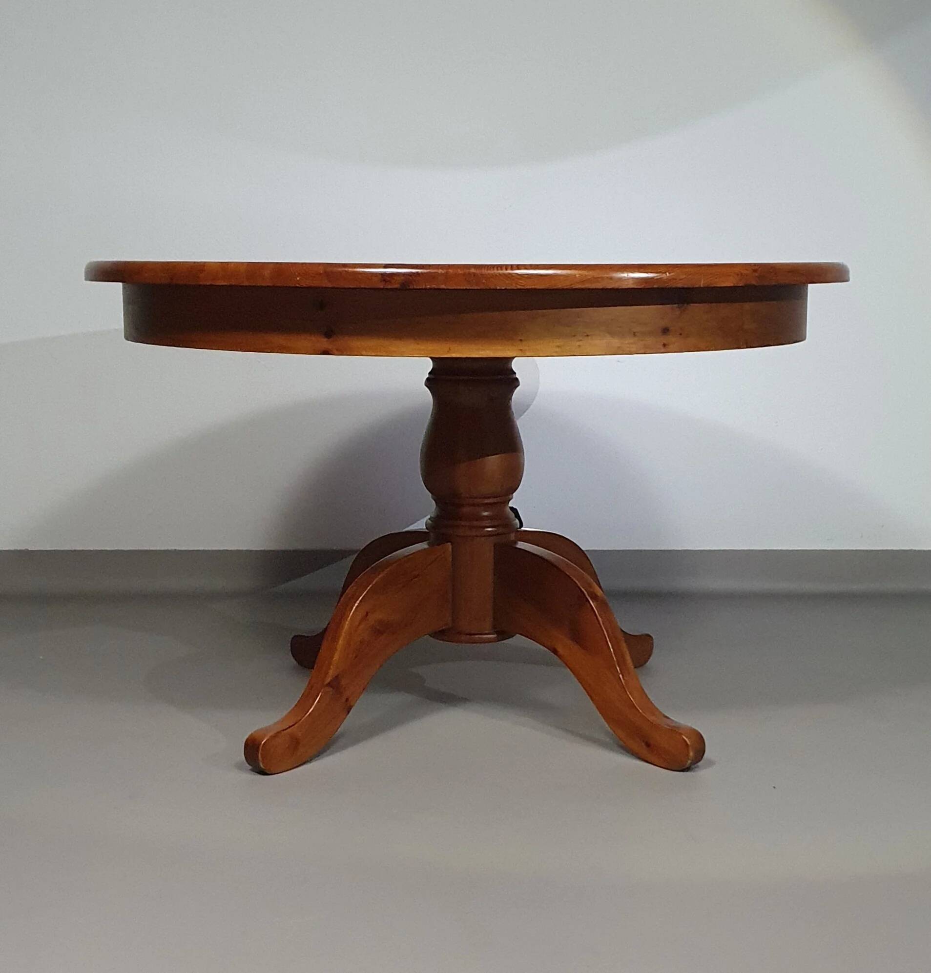 Table à manger en bois de pin des années 70 / table à pieds en colonne en bois au design à 4 pieds avec plateau rond