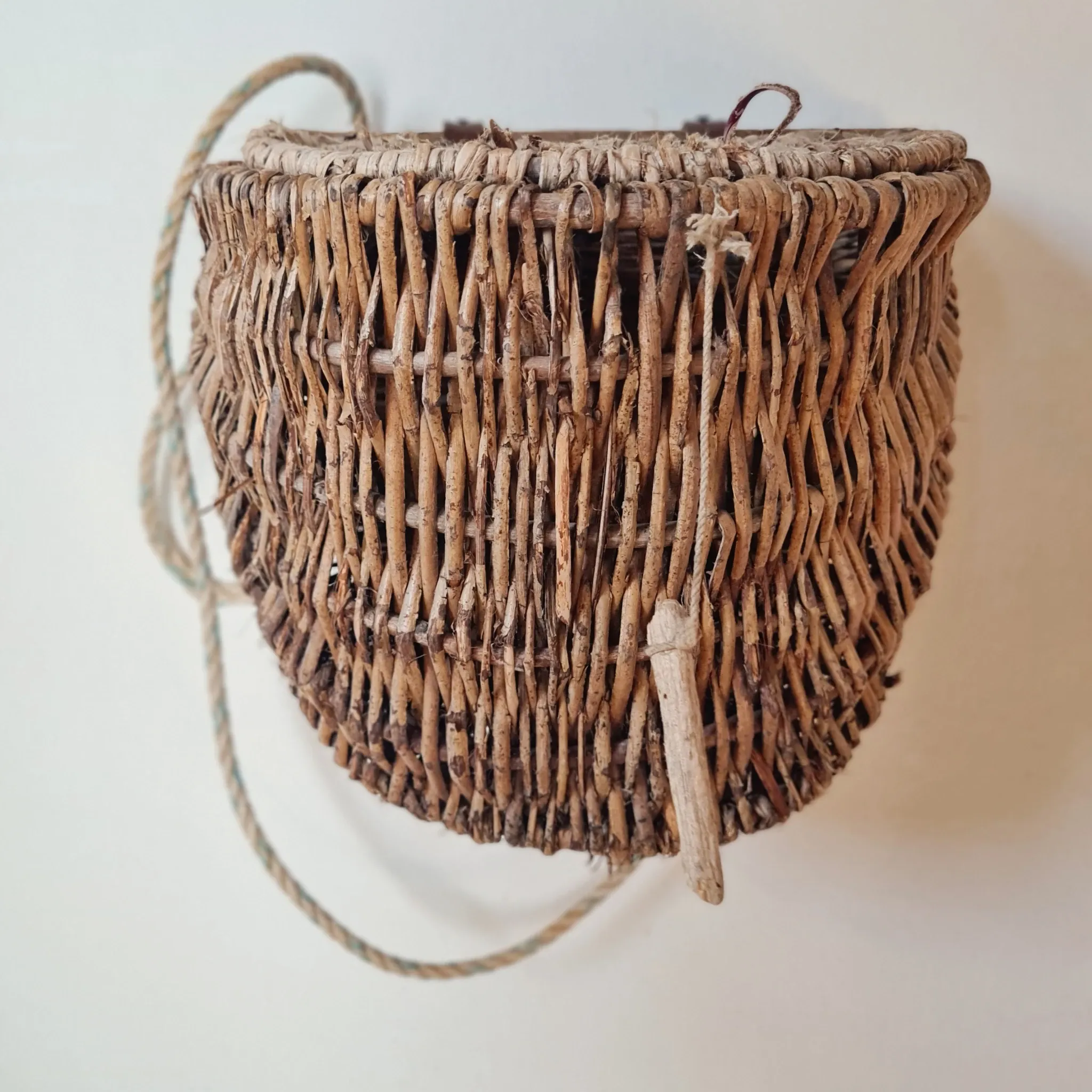 Vintage woven wicker fisherman's bag – Wall rattan basket
