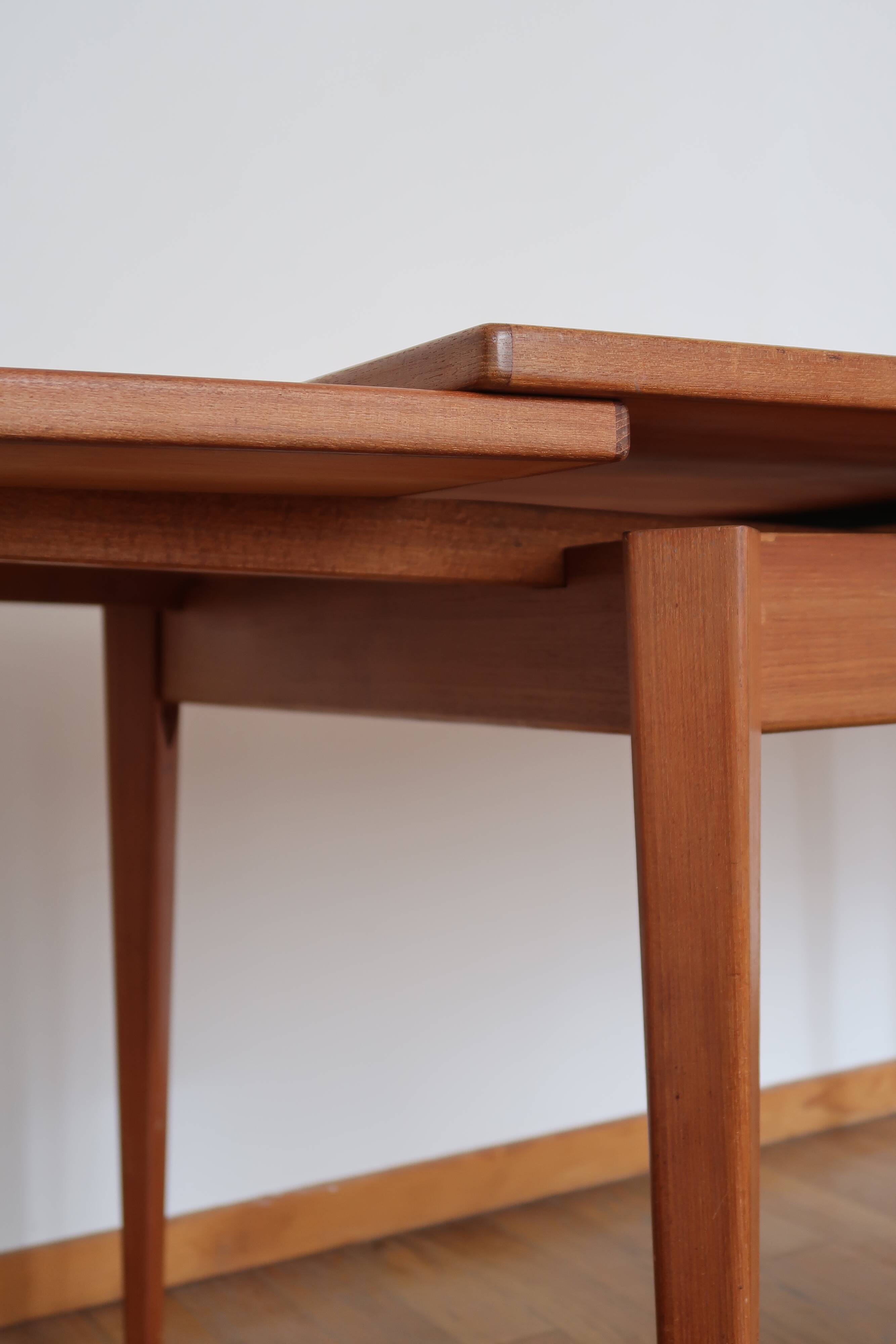 Extendable scandinavian table