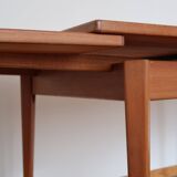 Extendable scandinavian table