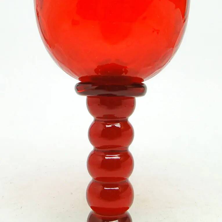 Gobelet décoratif baroque, en verre rouge, KIS, Institut du verre de Cracovie, années 1970