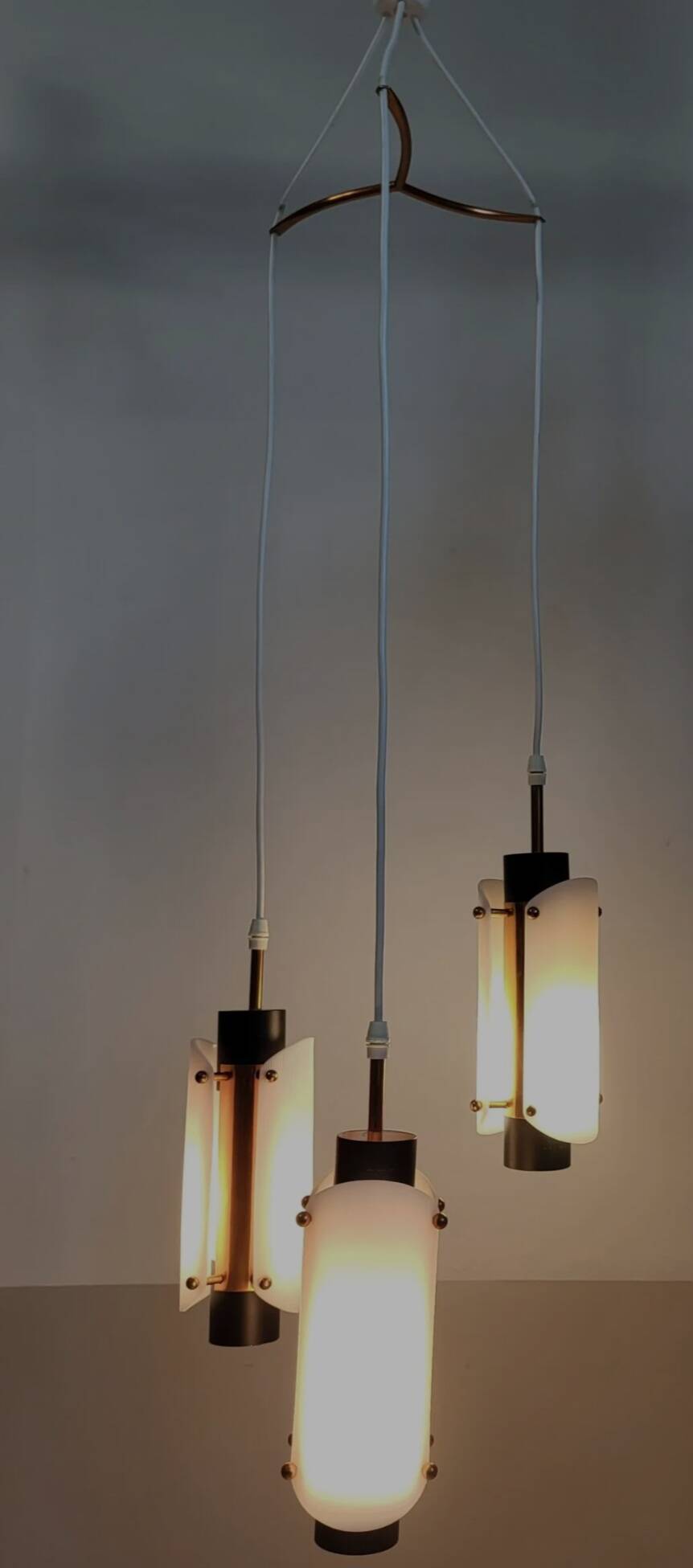 Suspension vintage scandinave en plexiglas et cuivre, probablement danoise