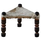 Vintage African artisanal stool, triangular shape with 3 legs, cowhide, 20th century.