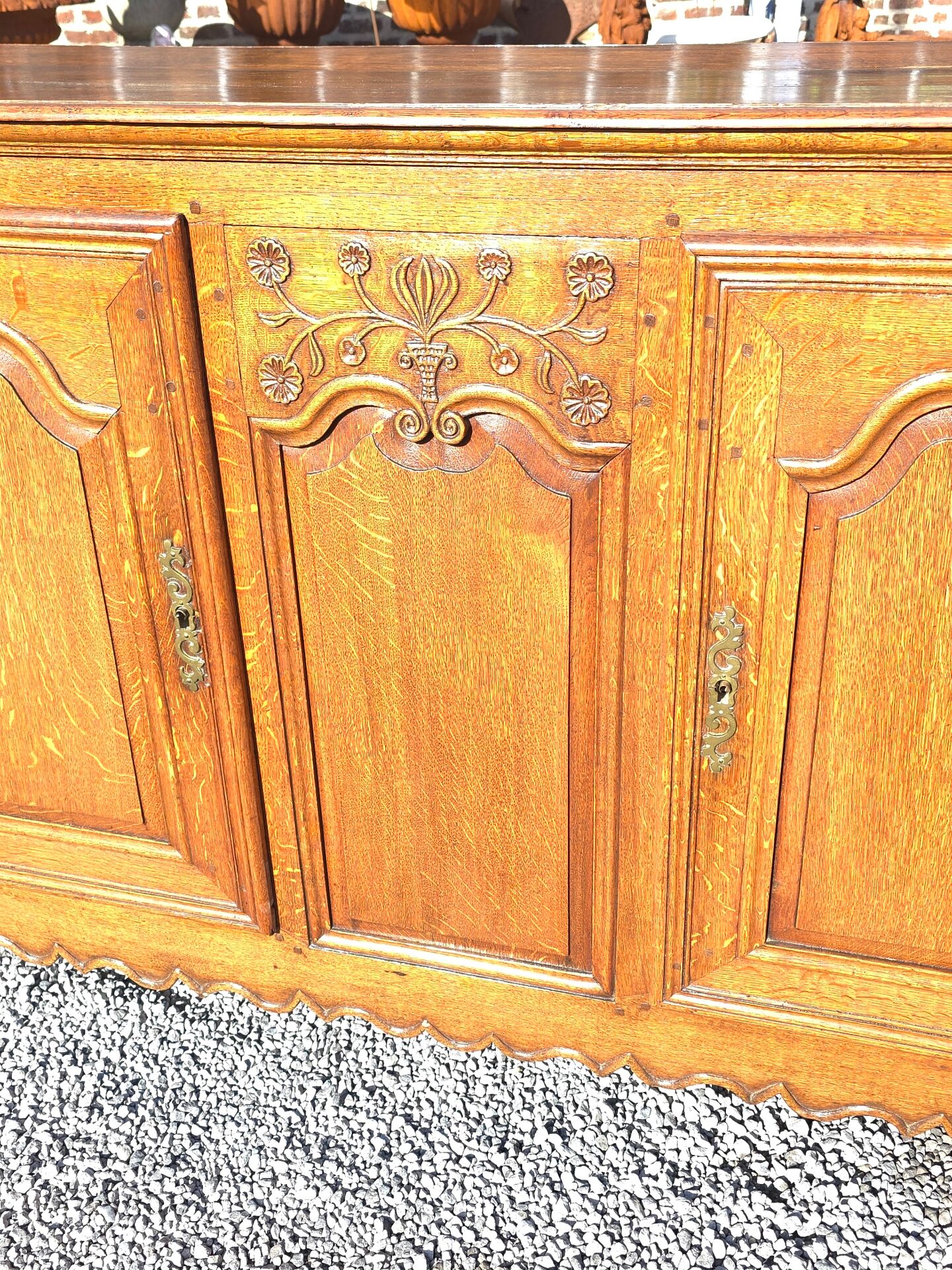 Very oak sideboard with 2 doors