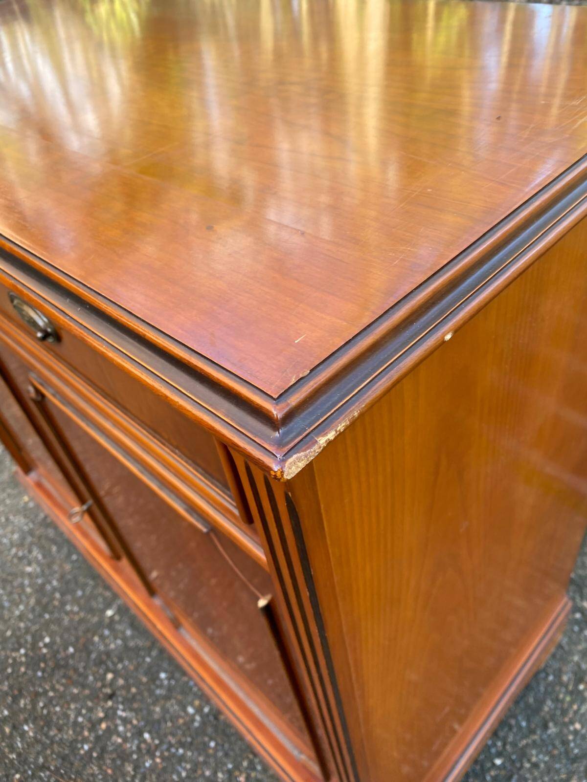 English display cabinet with 2 doors, mahogany imitation, 1990.
