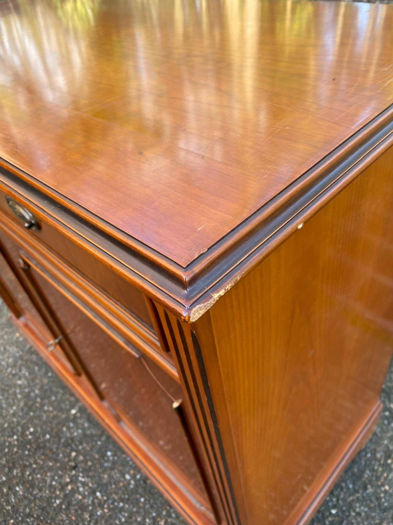 English display cabinet with 2 doors, mahogany imitation, 1990.