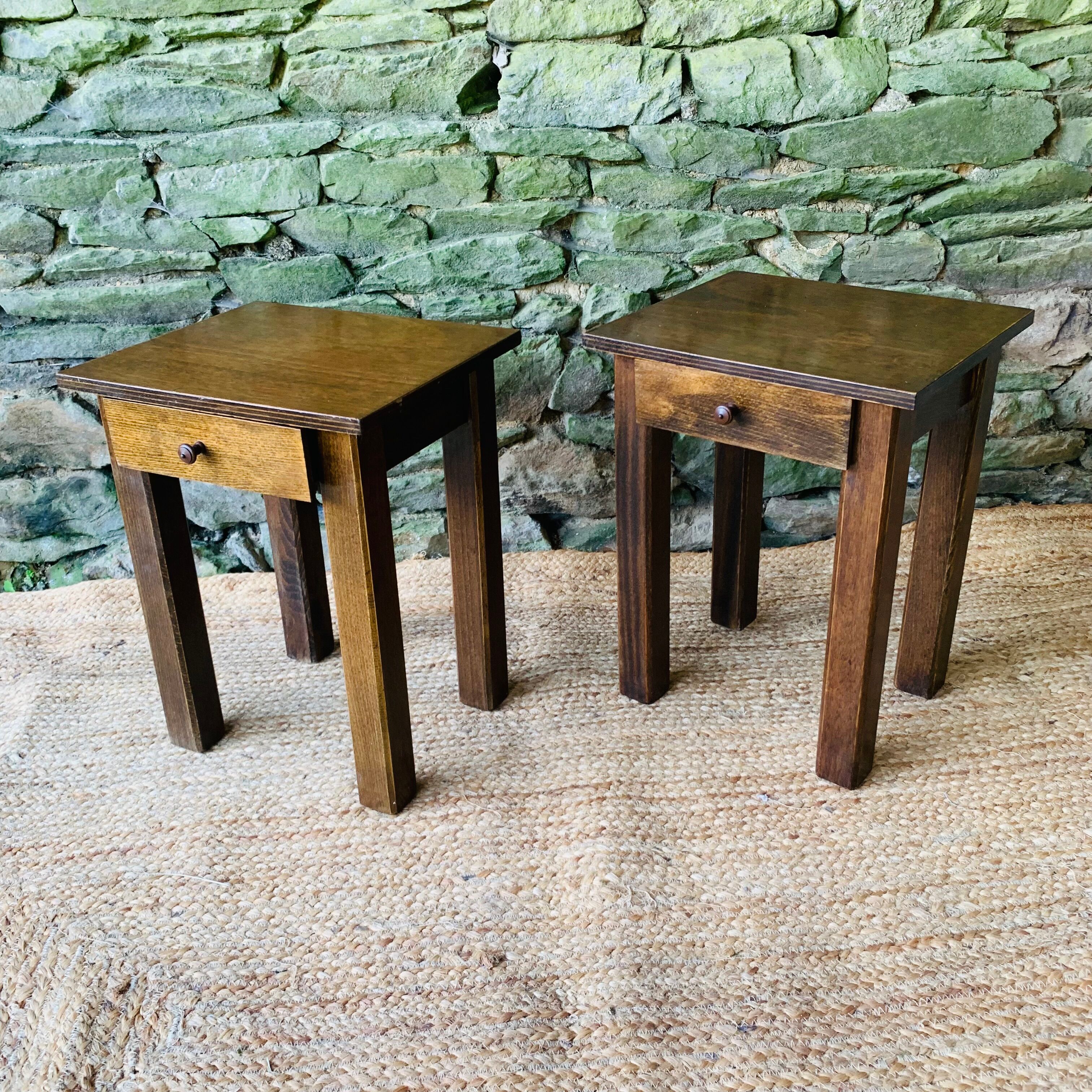 Paire de tables de chevet minimalistes