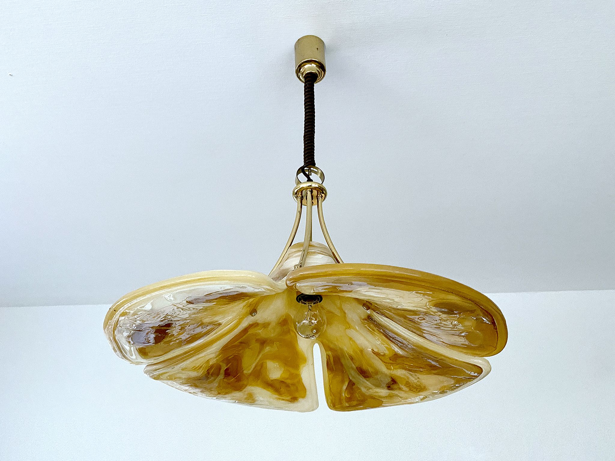 Suspension vintage XXL space age plexiglas & laiton Années 70