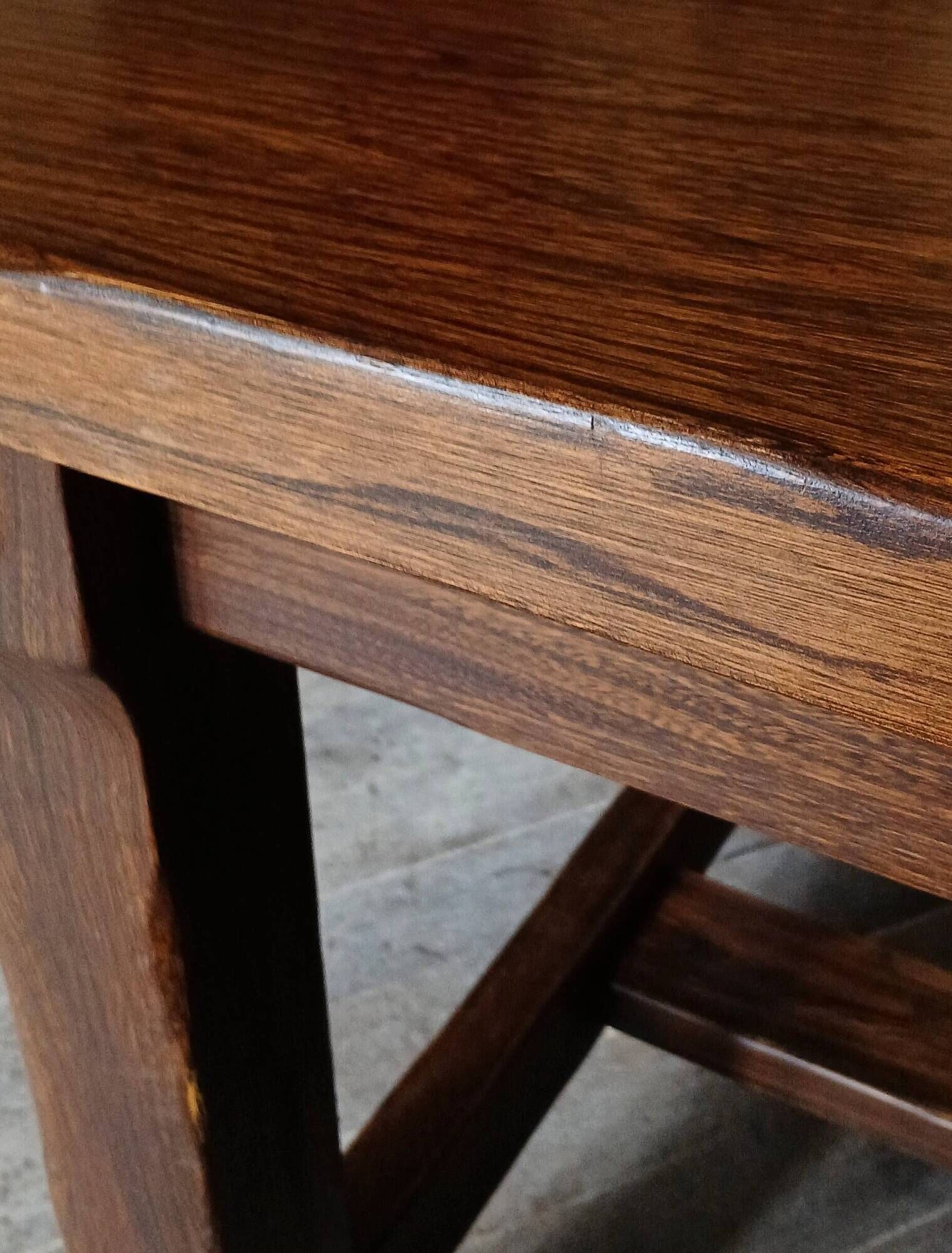 Table de ferme XXL rustique brutaliste "Olavi" en orme teinté NF meubles 12 convives