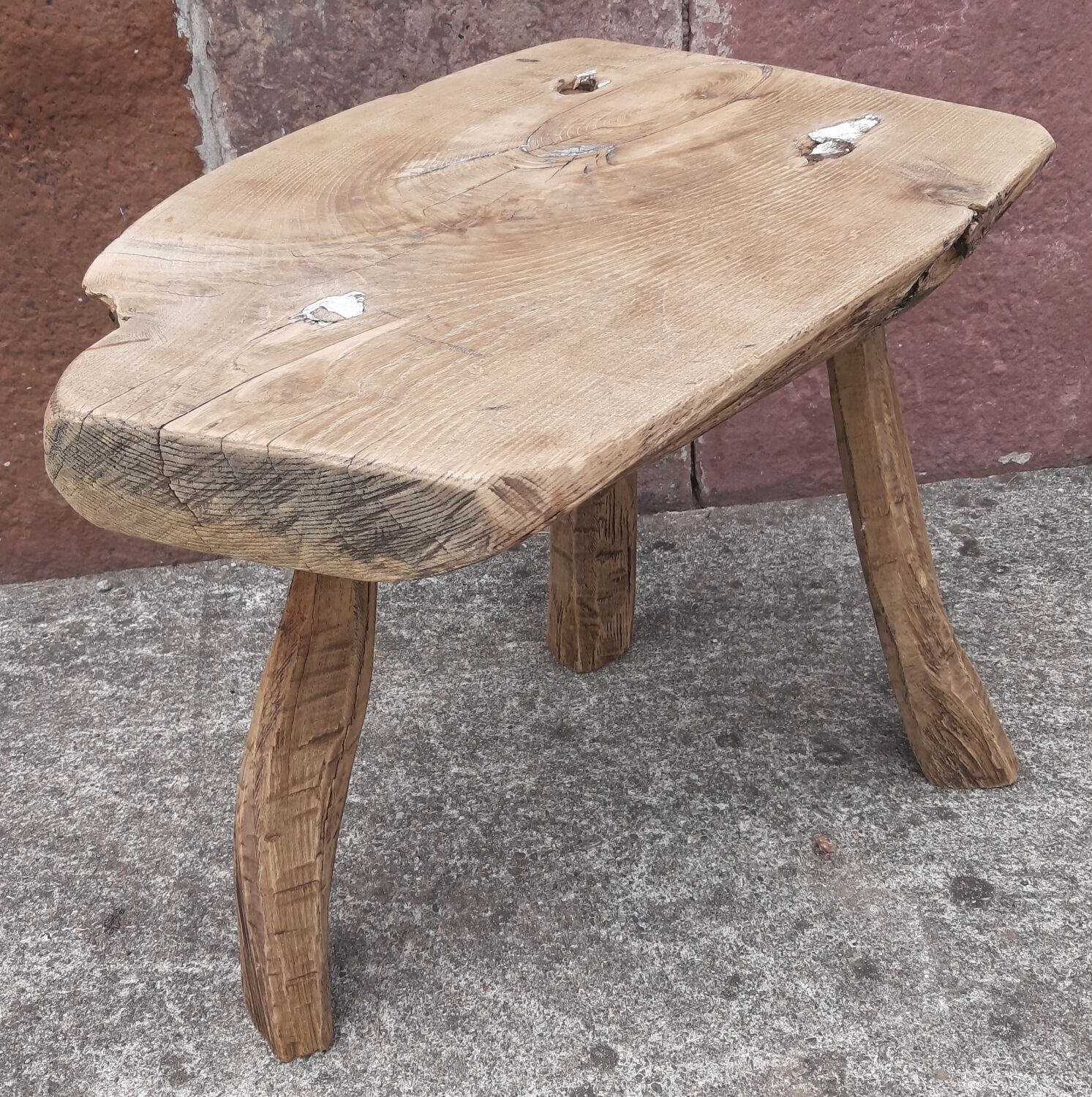 Brutalist coffee table in solid wood, tripod. (Popular art)
