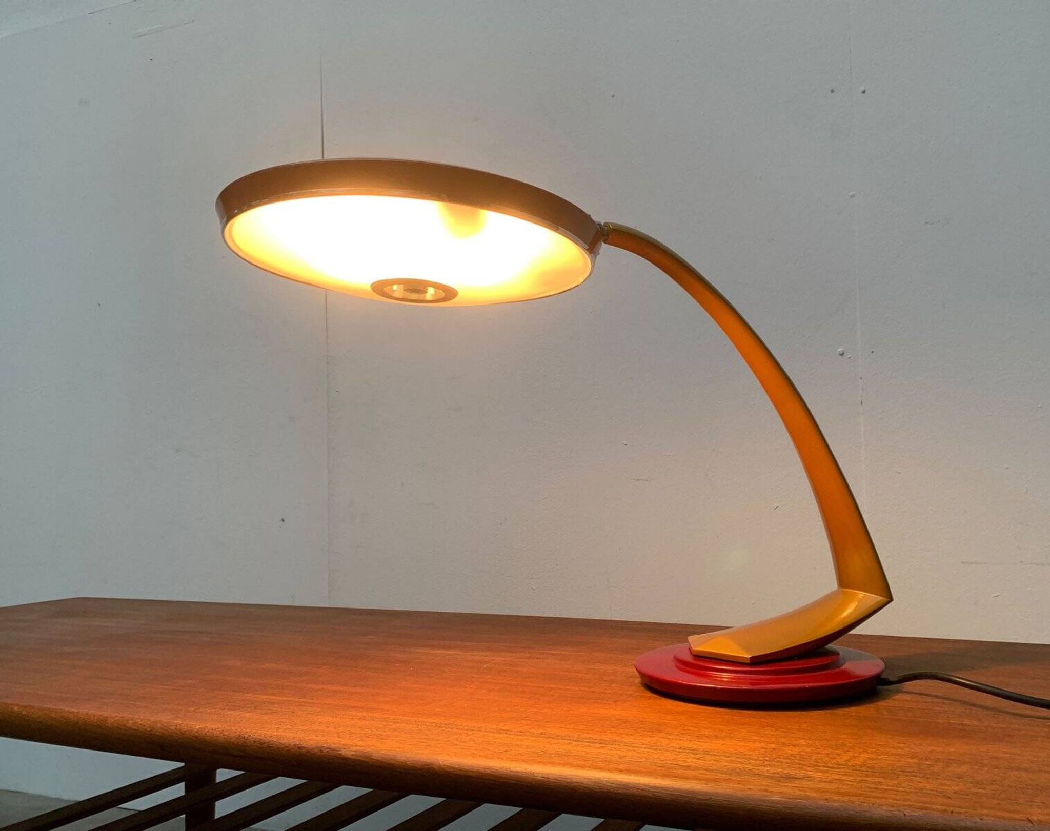 Lampe de table Boomerang Space Age par Luis Pérez De La Oliva pour Phase