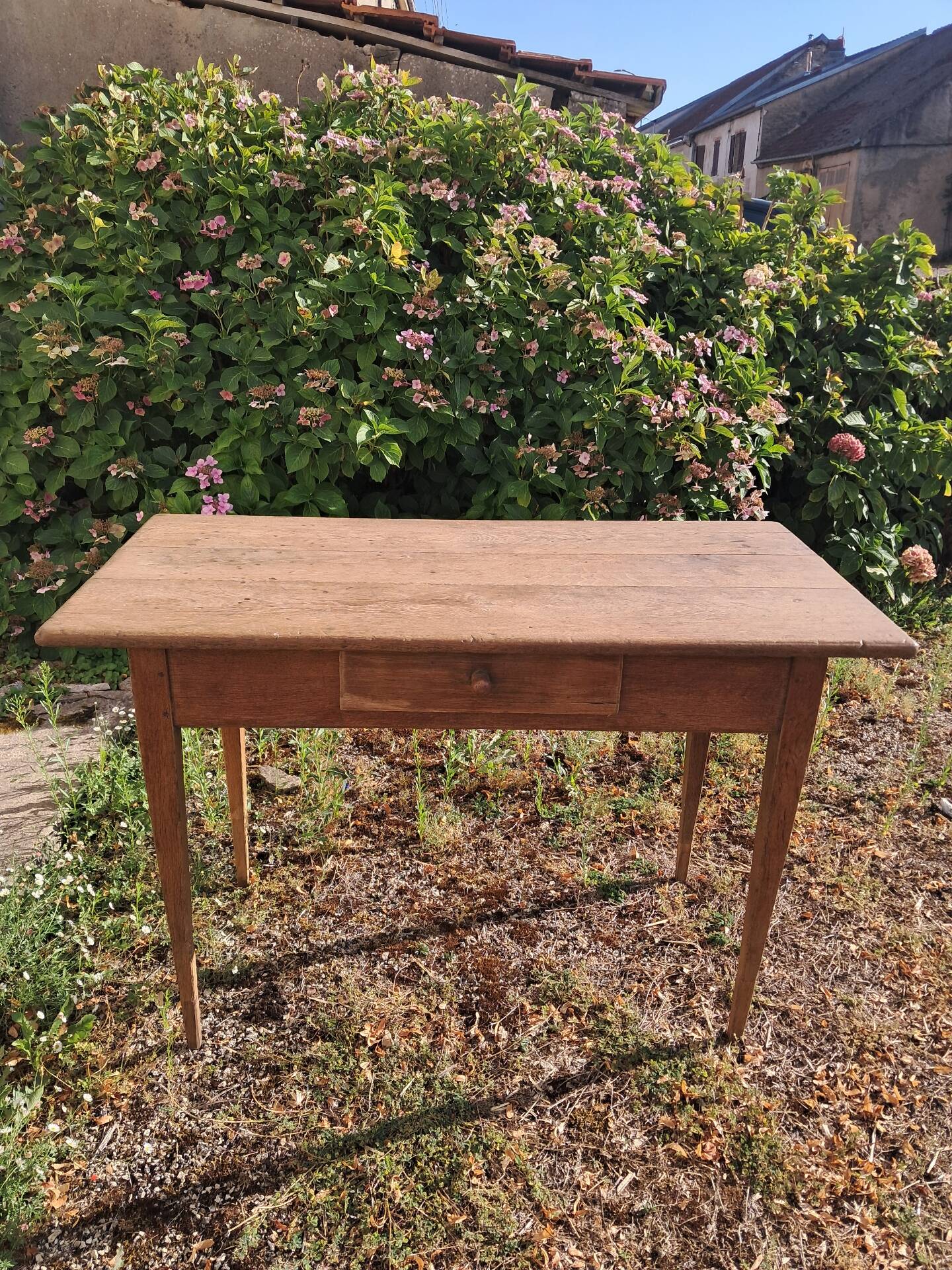 Small table in raw oak