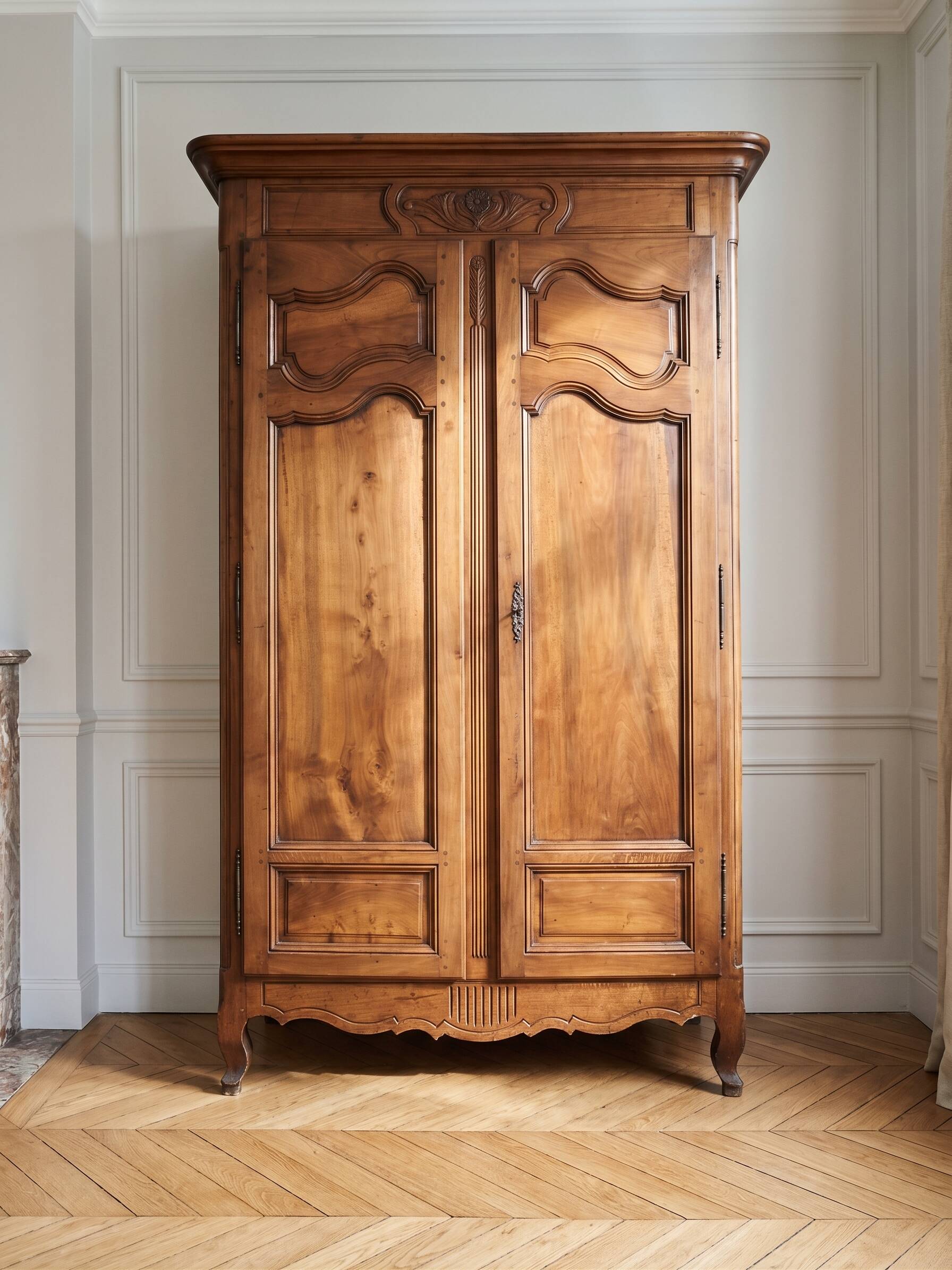 Armoire Louis XV en noyer