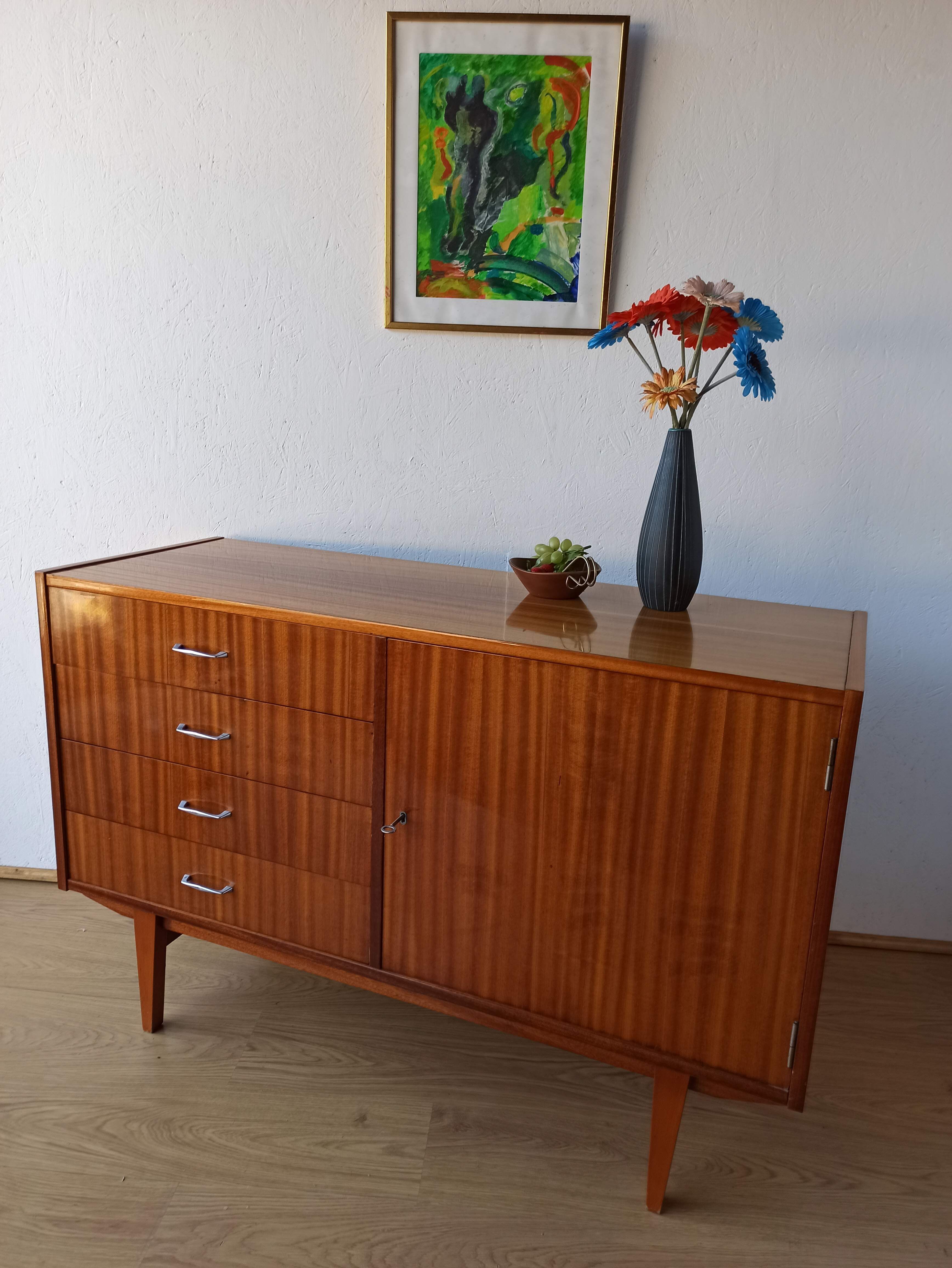 Buffet moderniste des années 1970