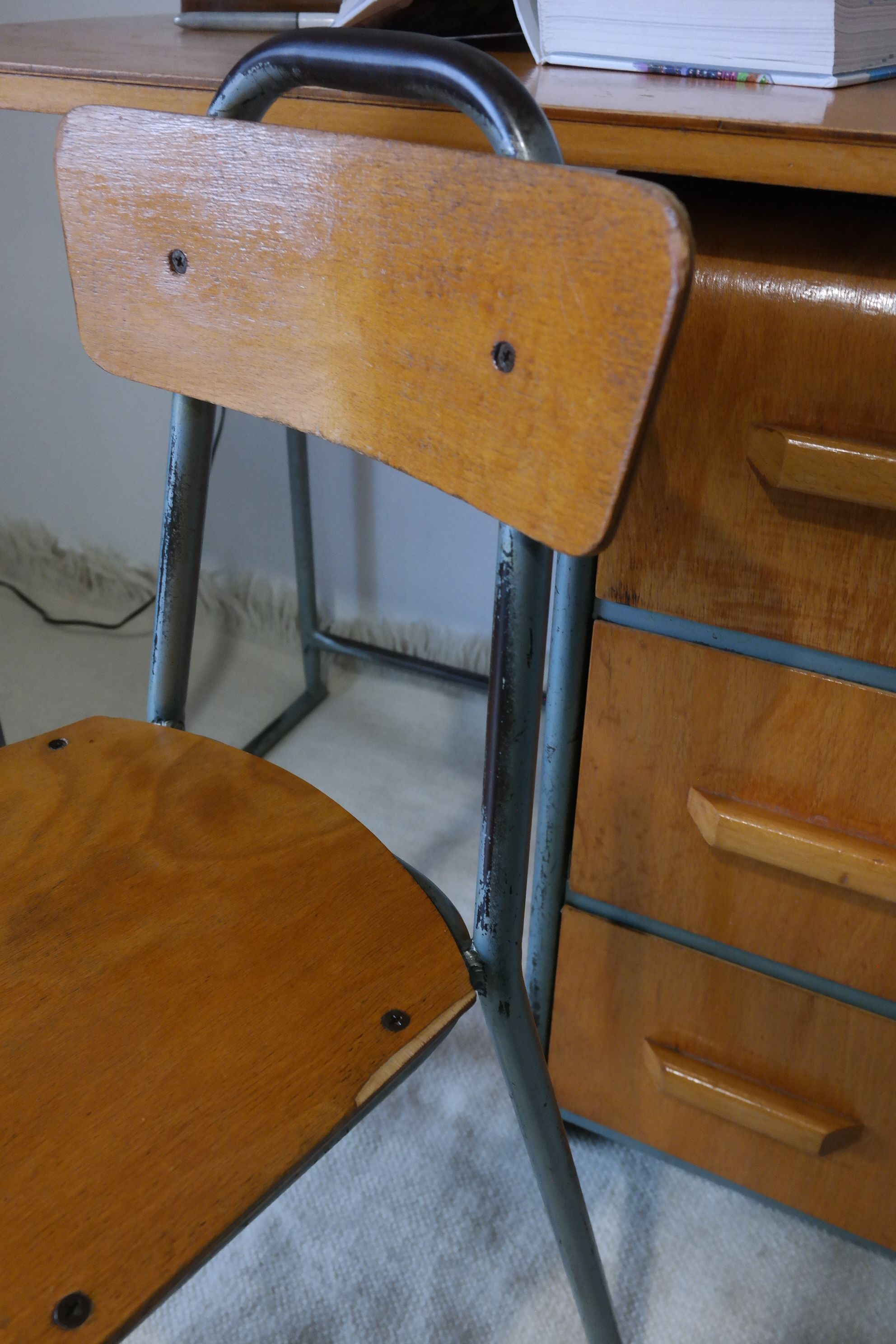 Bureau d'écolier et chaise vintage métal et bois clair