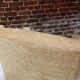 Fauteuil en velour beige et franges