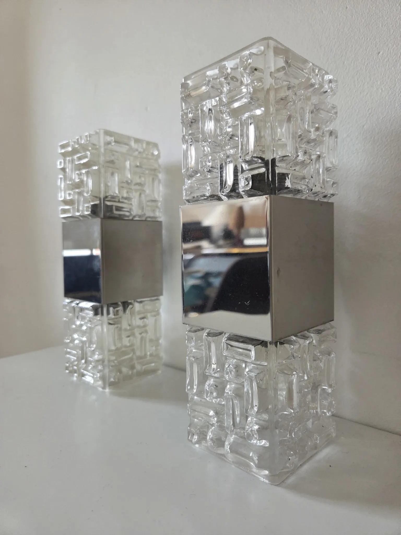 Pair of wall lights in glass and chrome metal
