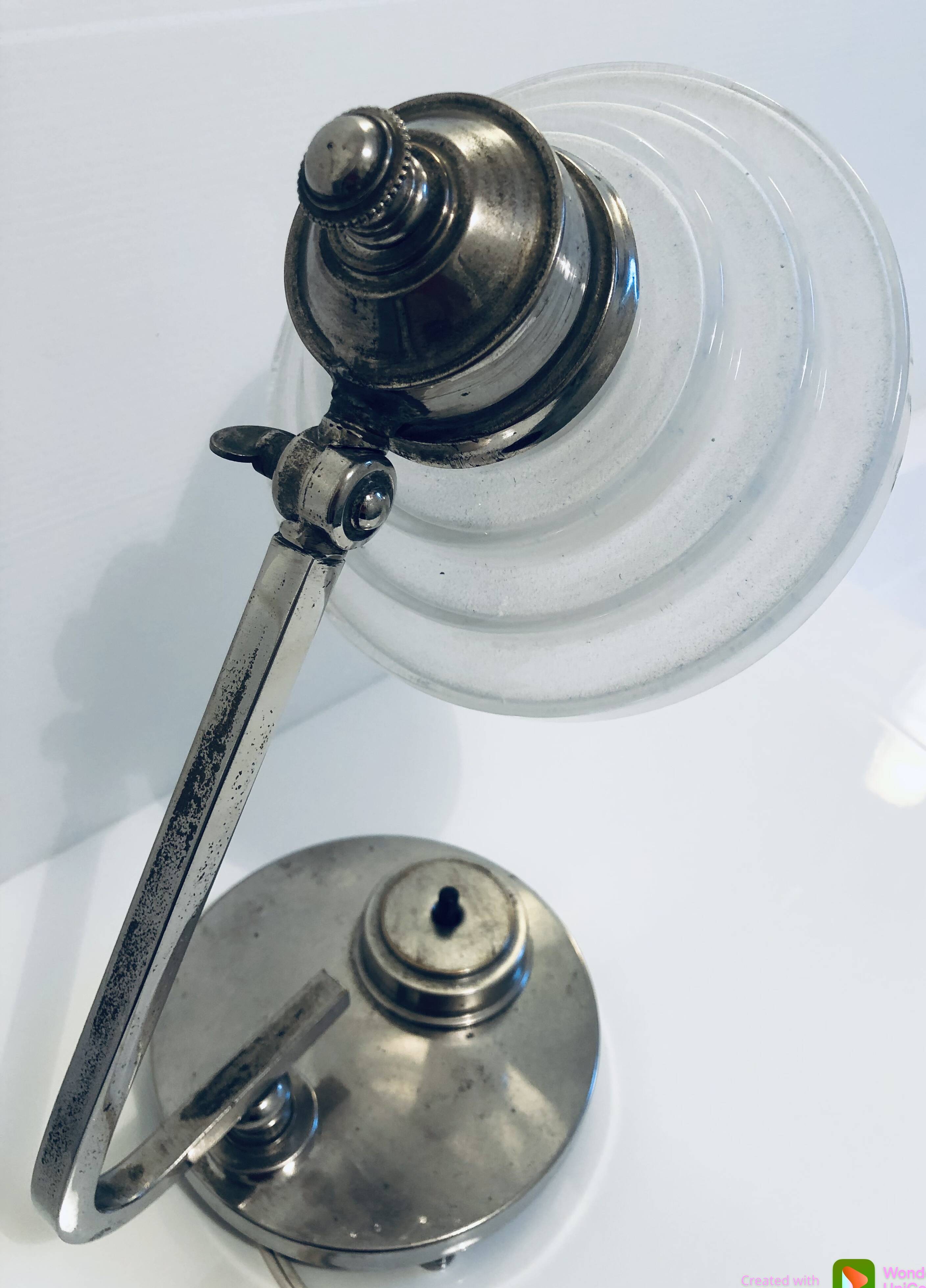 Modernist table lamp from the 30s and 40s in chrome-plated brass, molded glass lampshade