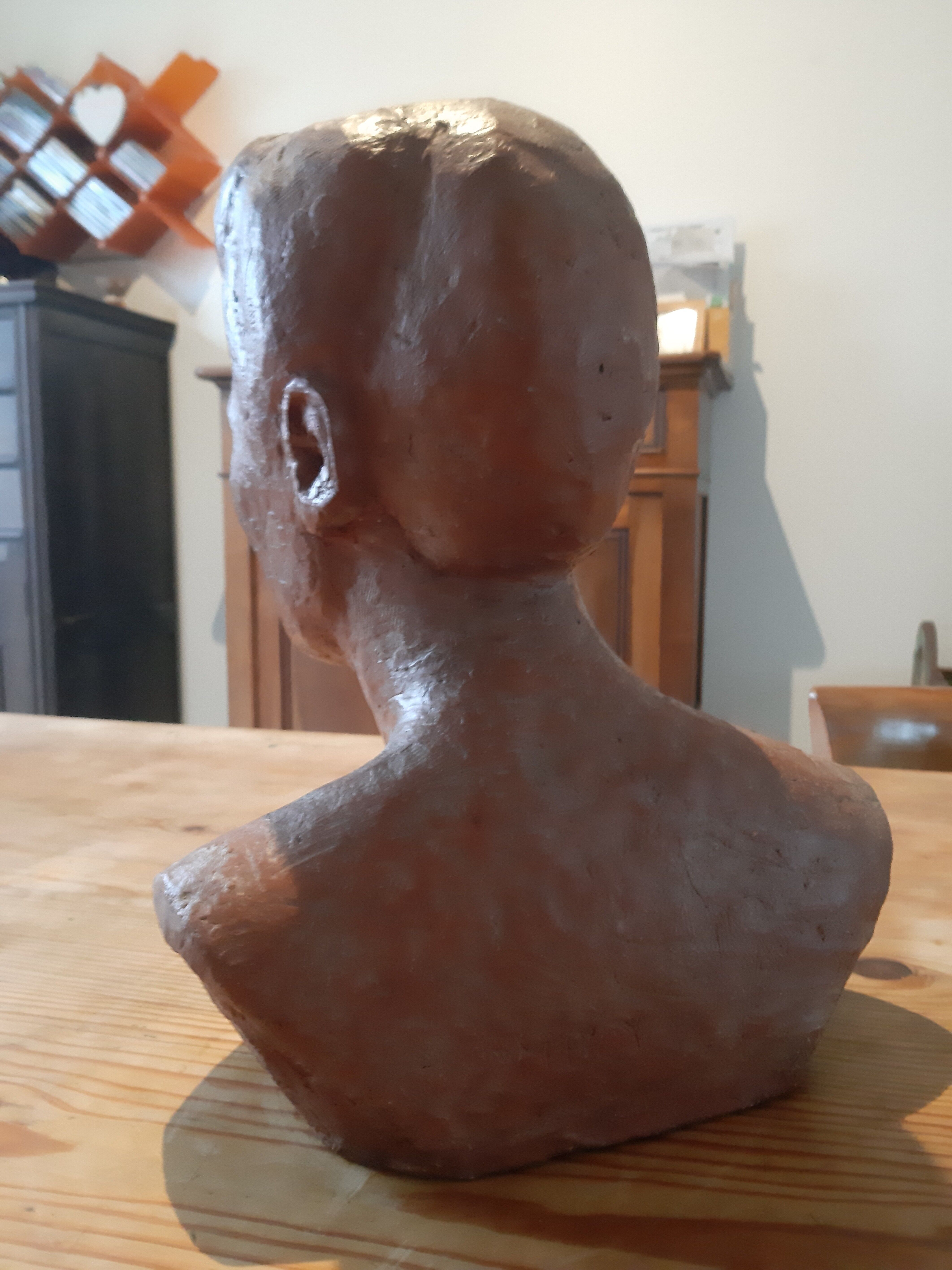 Bust woman of the 50s in terracotta