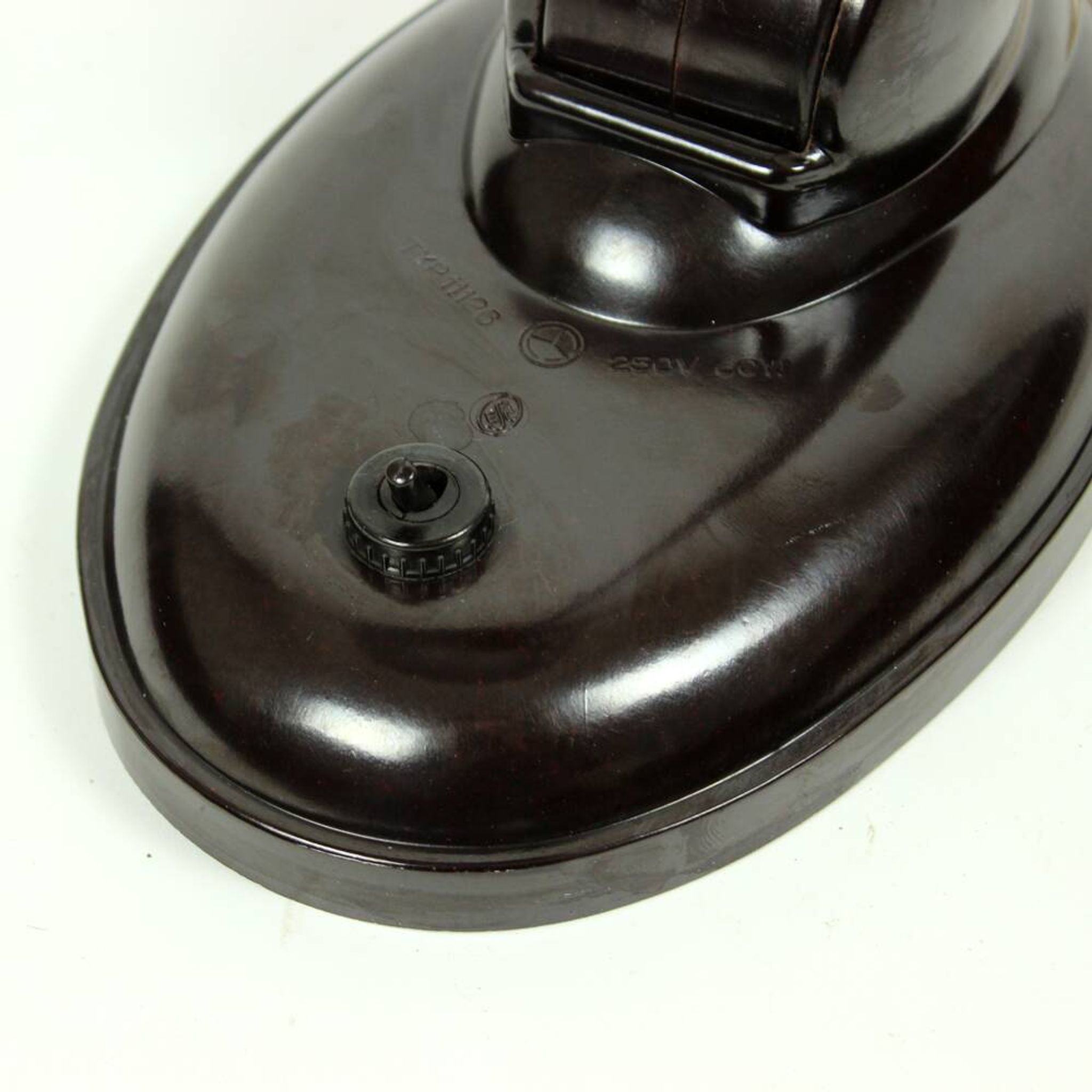 Lampe de table en bakélite modèle 11126 par Eric Kirkman Cole, années 1930