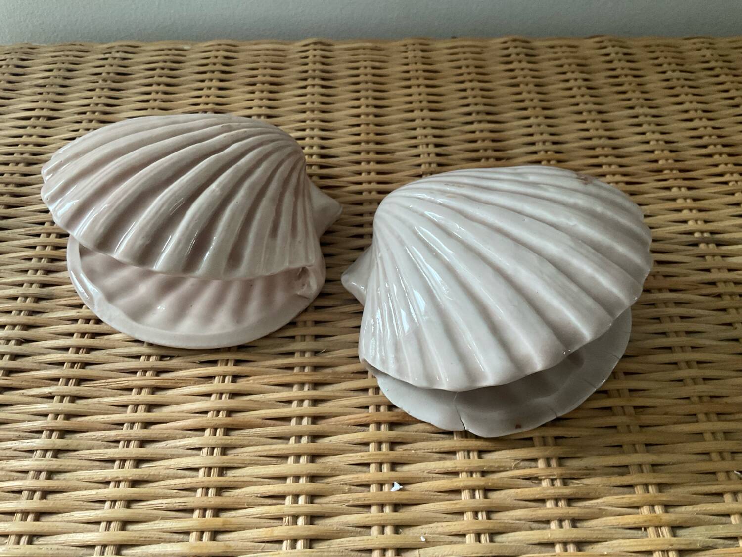 Duo of N shell-shaped towel holders in glazed ceramic