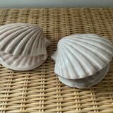 Duo of N shell-shaped towel holders in glazed ceramic