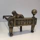 Paire de chenets d'époque Empire en bronze représentant des lions allongés