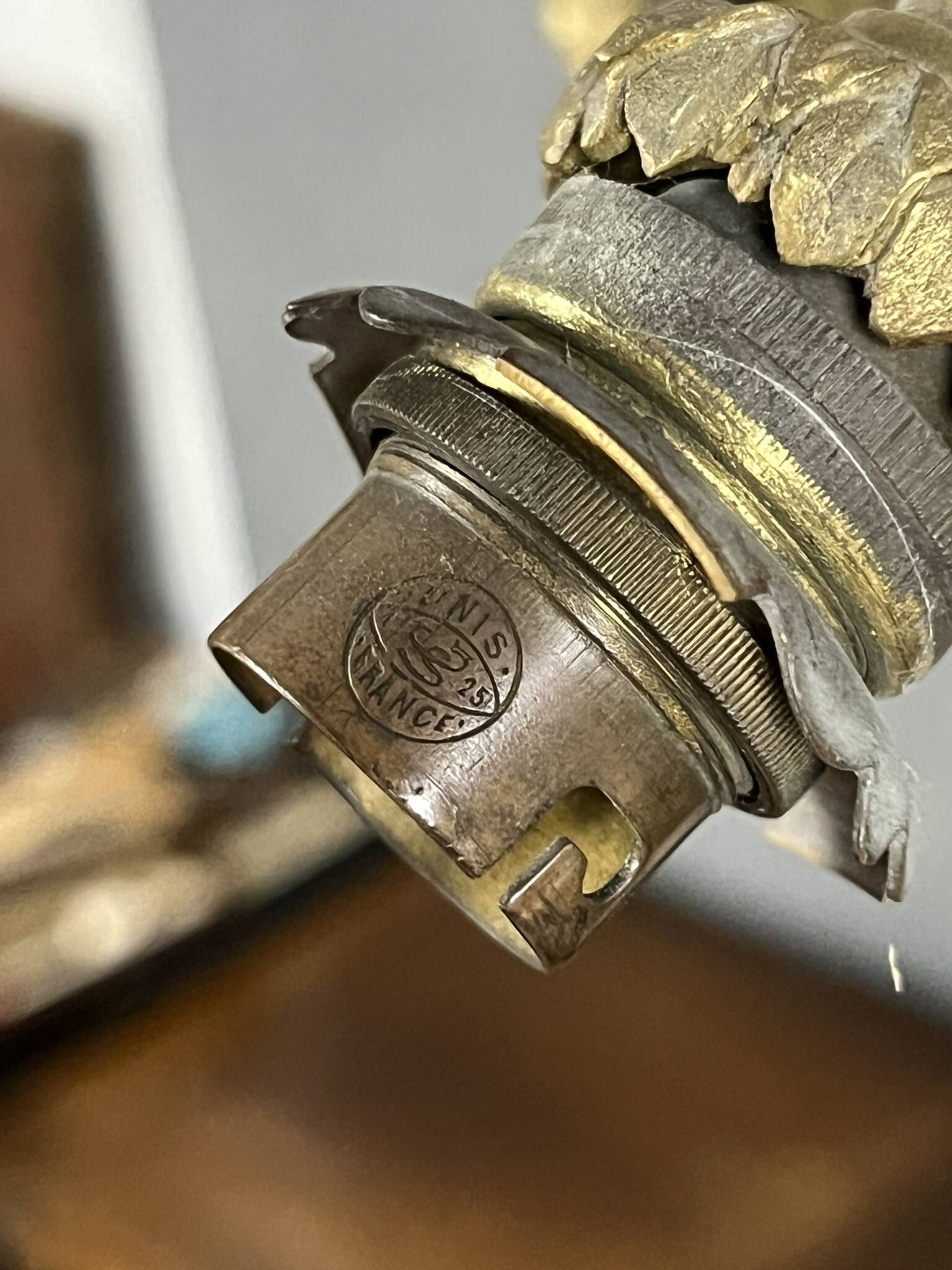 Lustre en bronze doré avec verrerie aux roses et coquilles