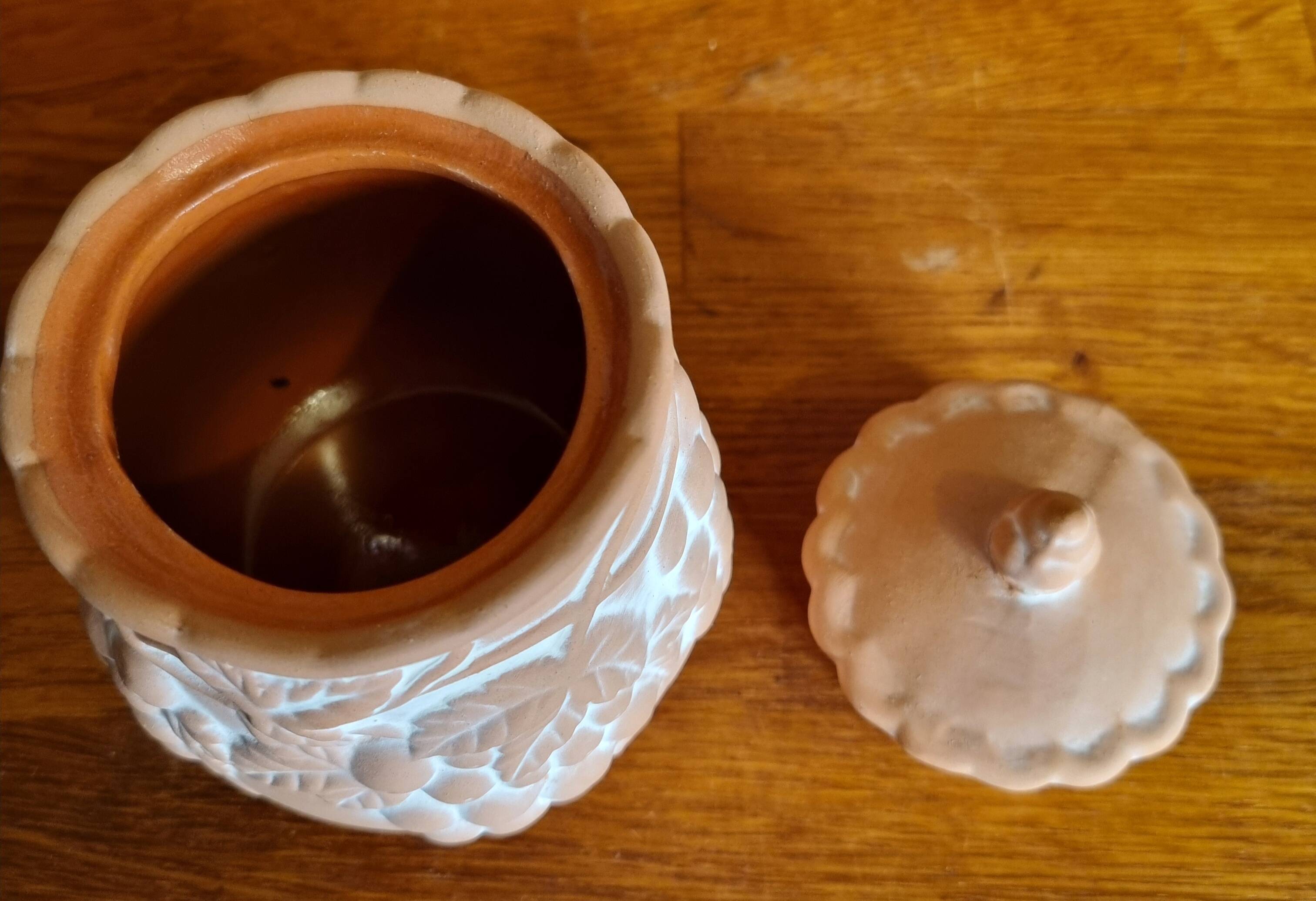 Small terracotta pot with Fruit motif