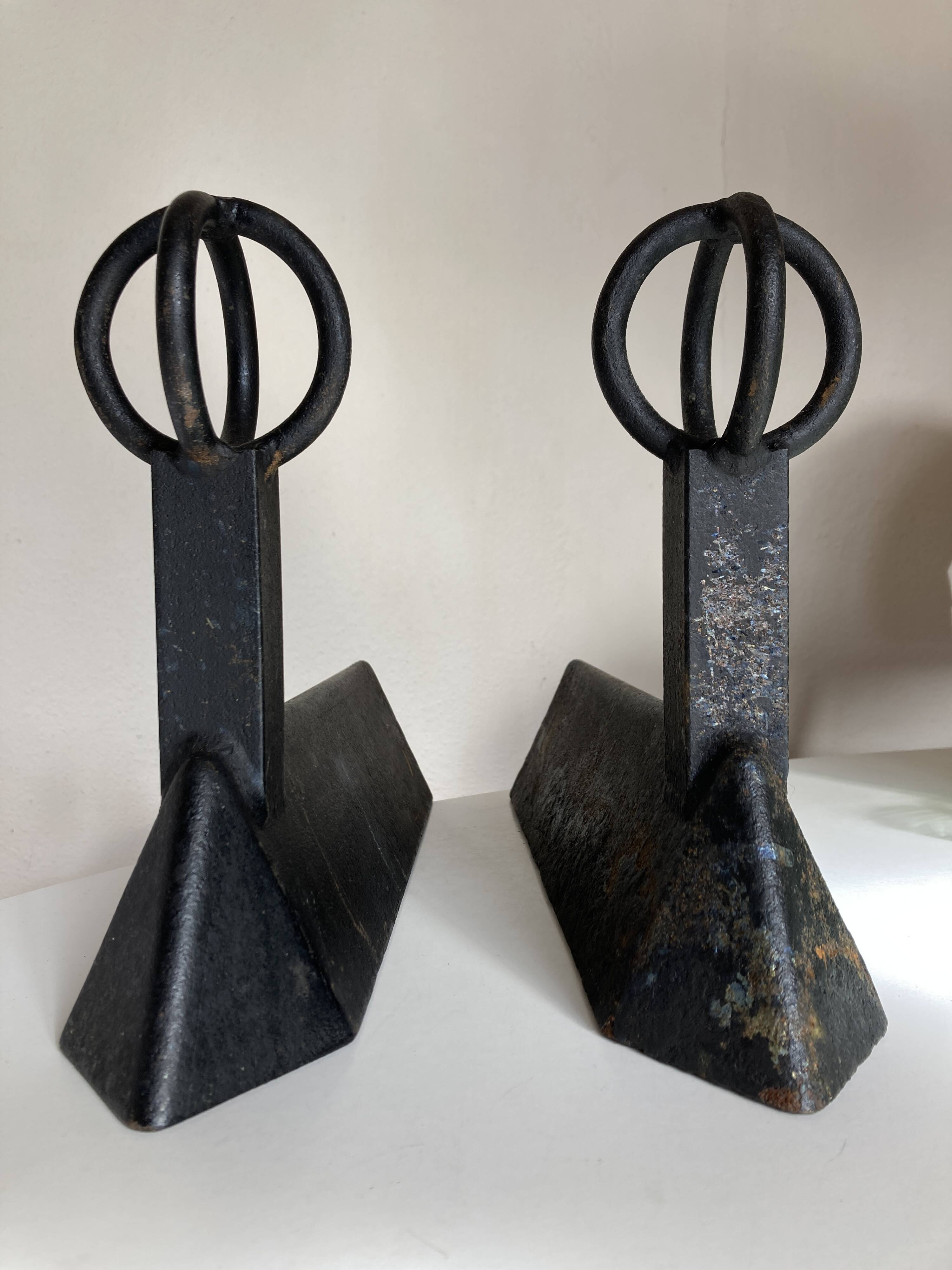Paire de chenets modenistes en fonte 1950