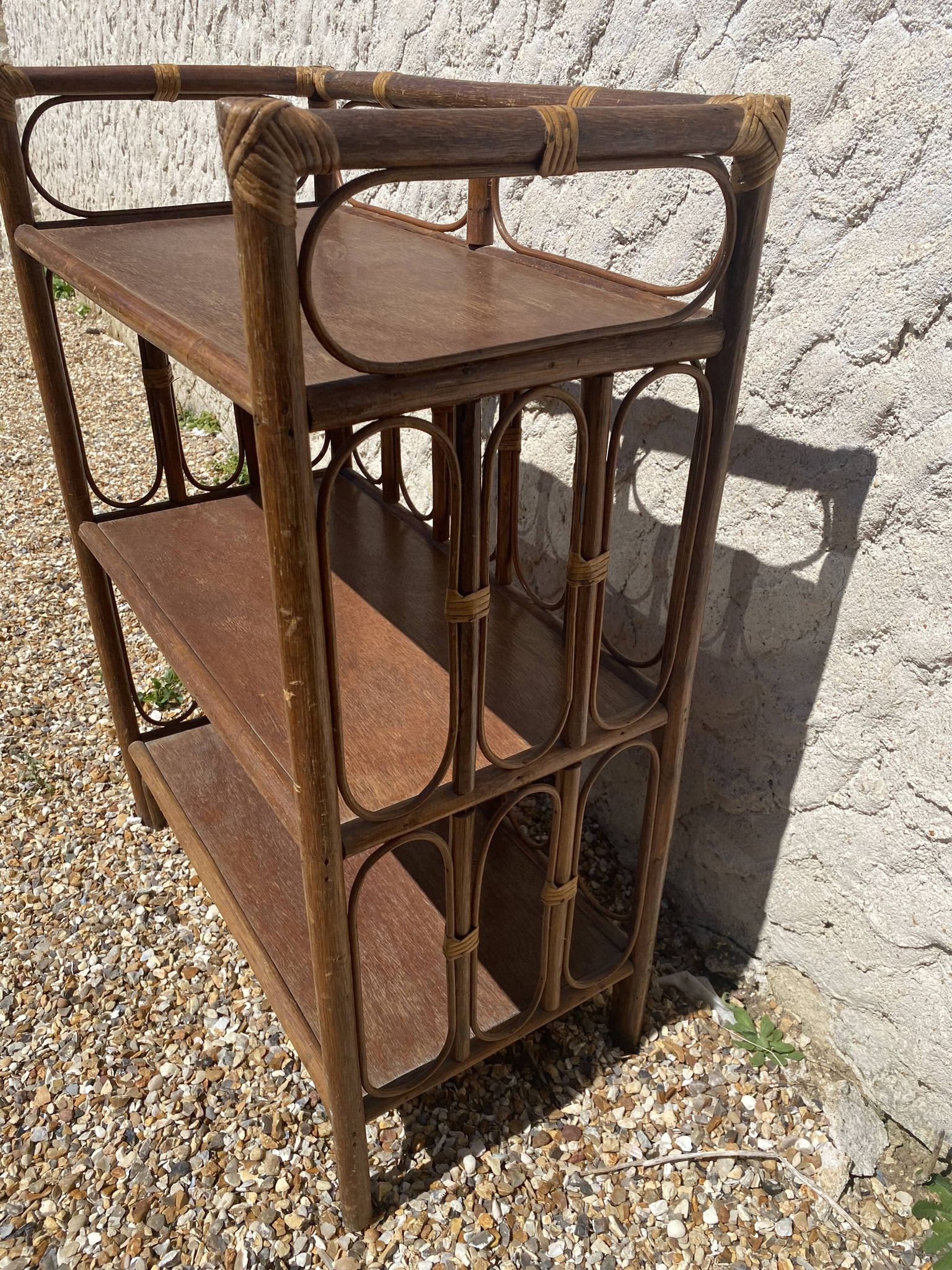 Étagère en rotin vintage
