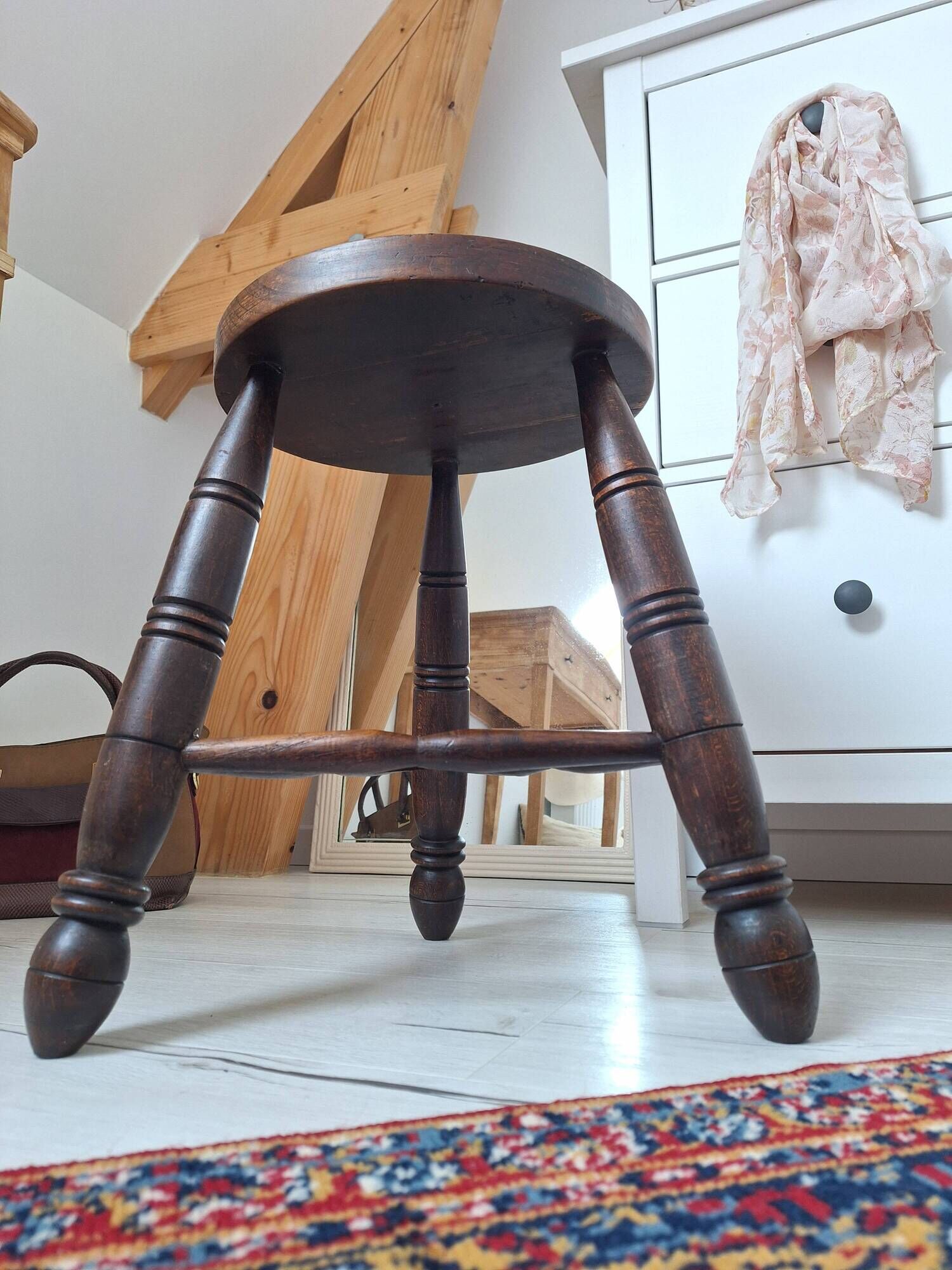 Tabouret tripode en bois massif
