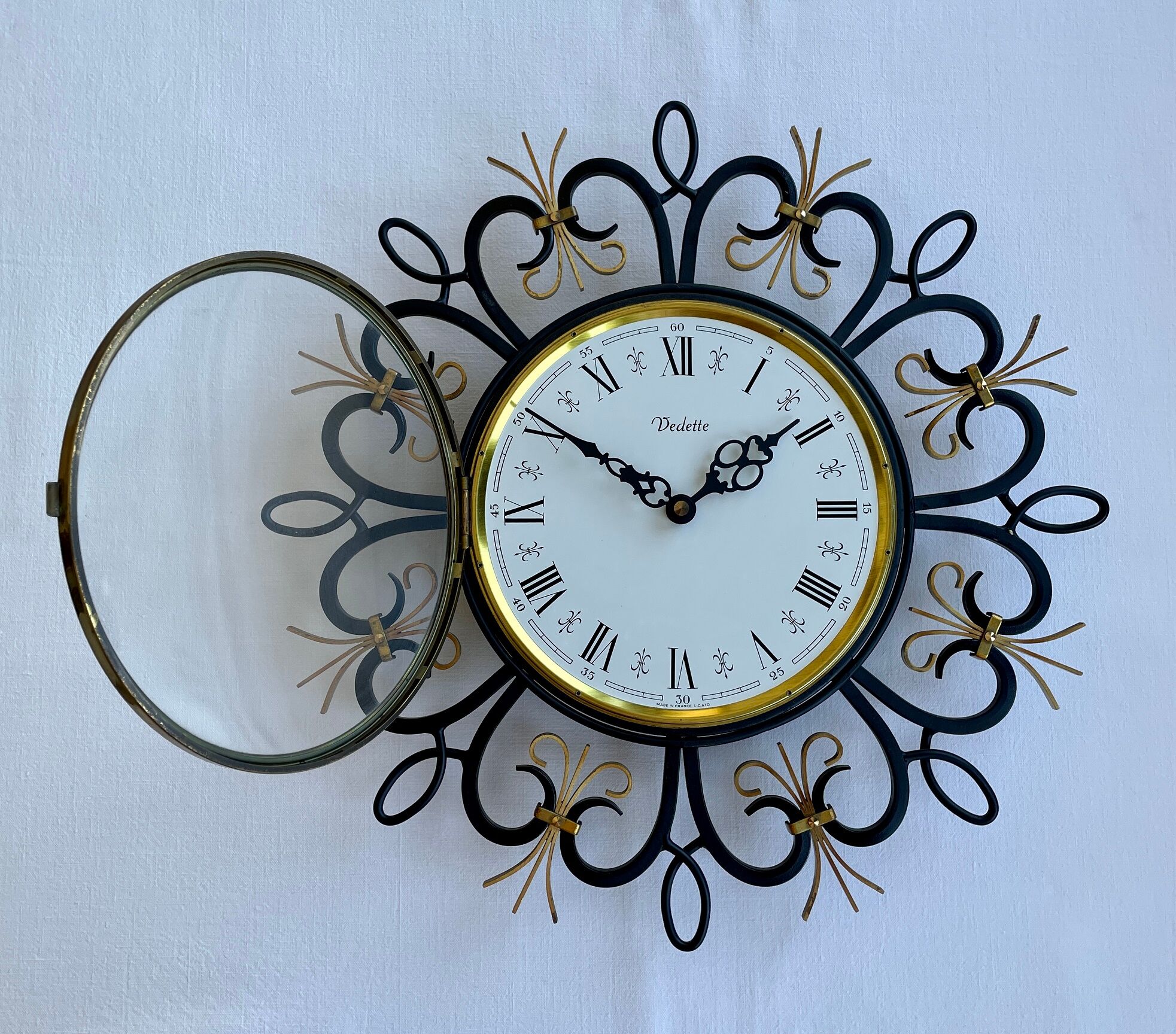 Wall clock Featured from the 60s