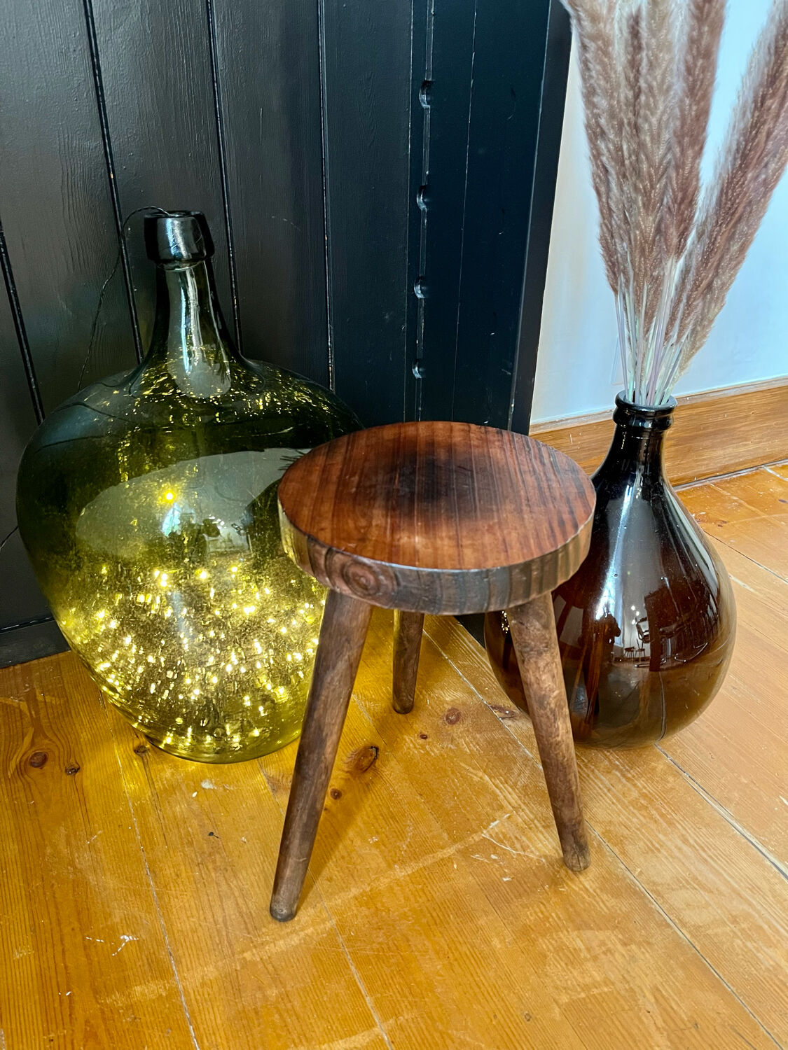 Tripod stool feet compass