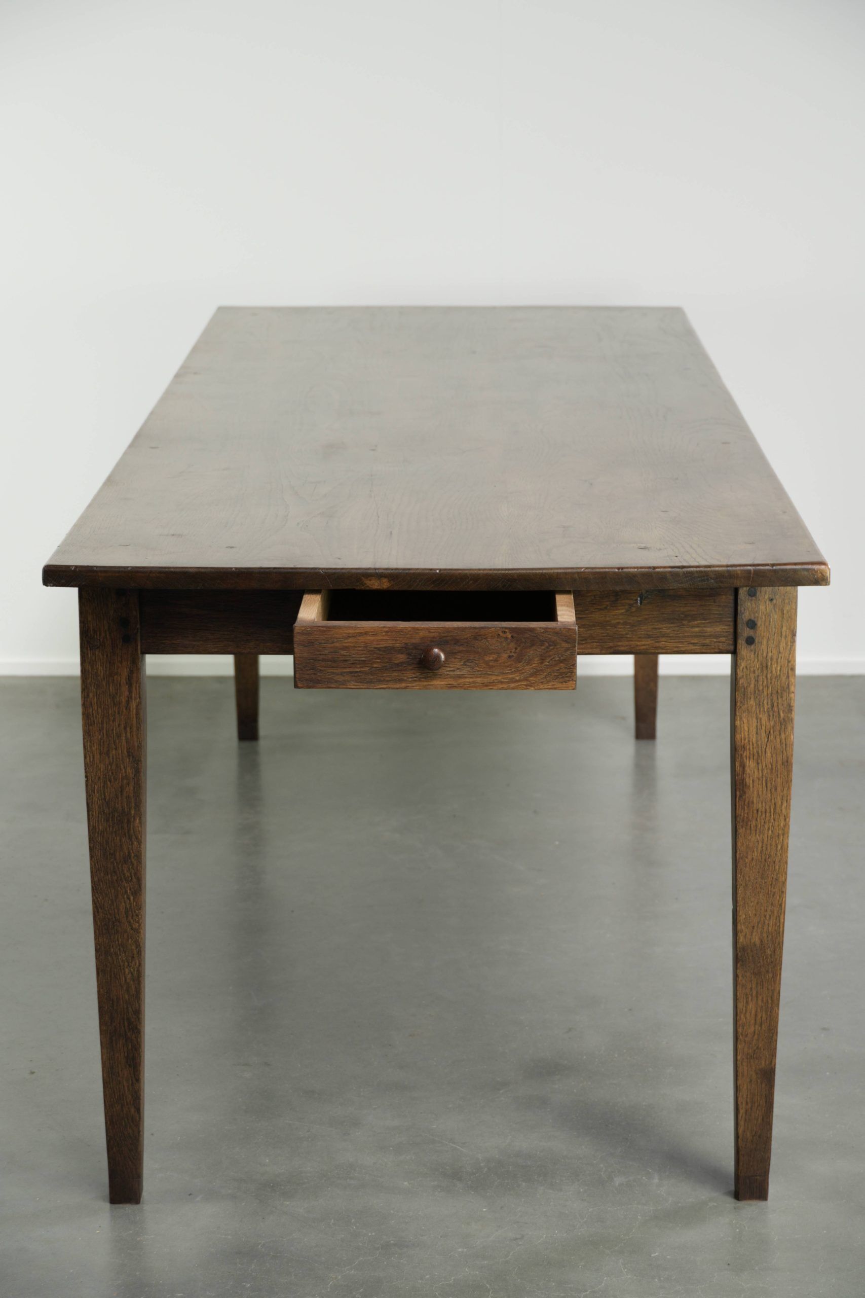 Table de ferme française du 19ème siècle en chêne avec 2 tiroirs.