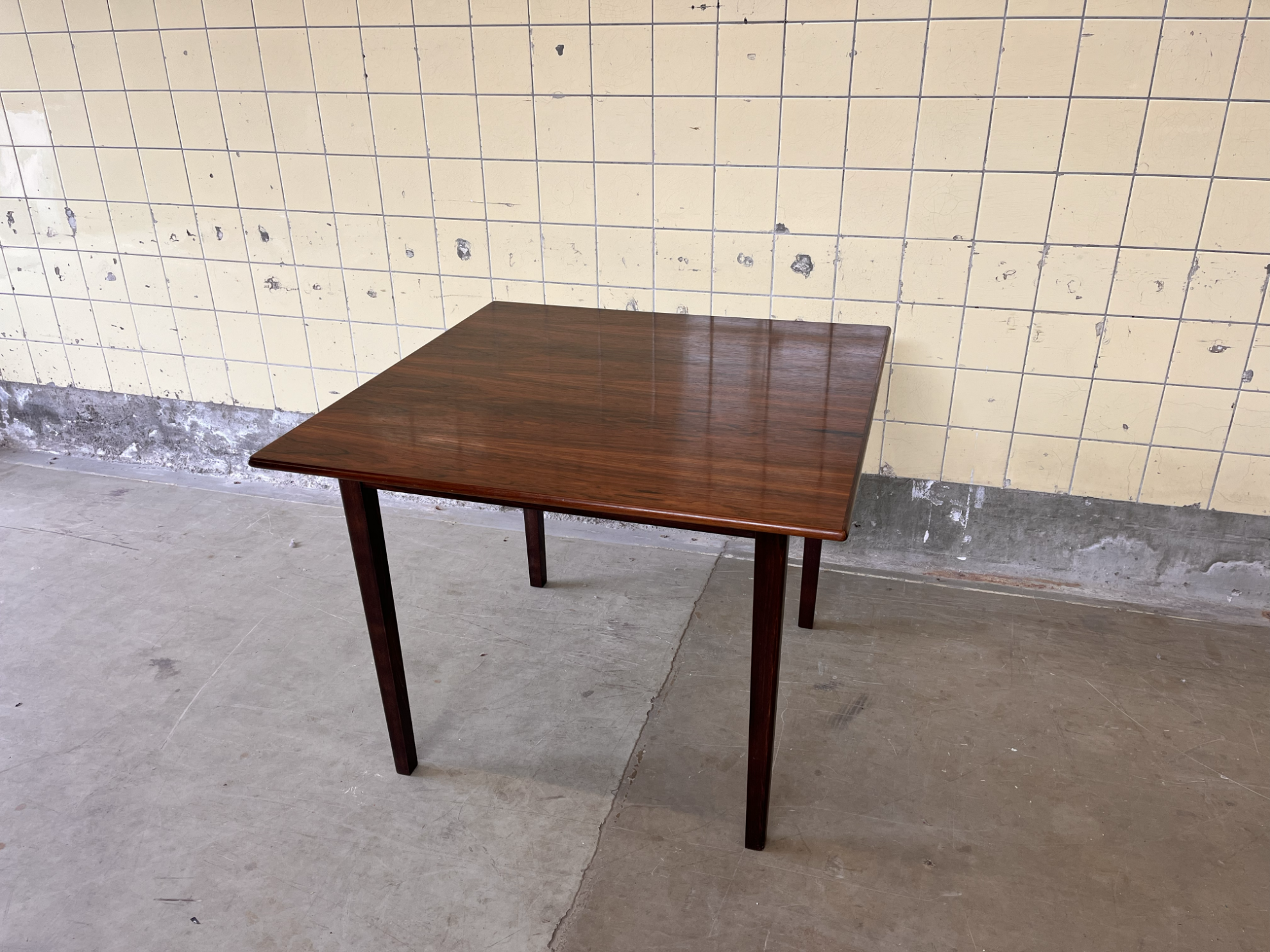 Table à manger en palissandre compacte