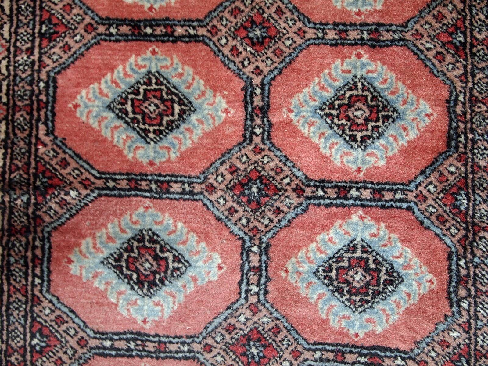 Tapis vintage fait main Bukhara en laine rose et bleu ciel (81cm x 118cm)