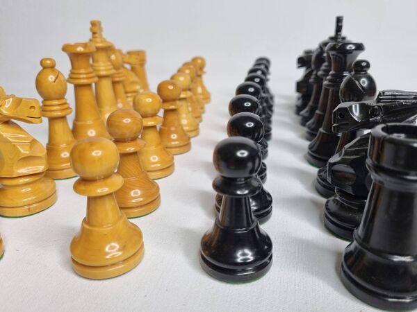 Jeu d’échecs Staunton en bois laqué – Roi 10 cm – El Corte Inglés