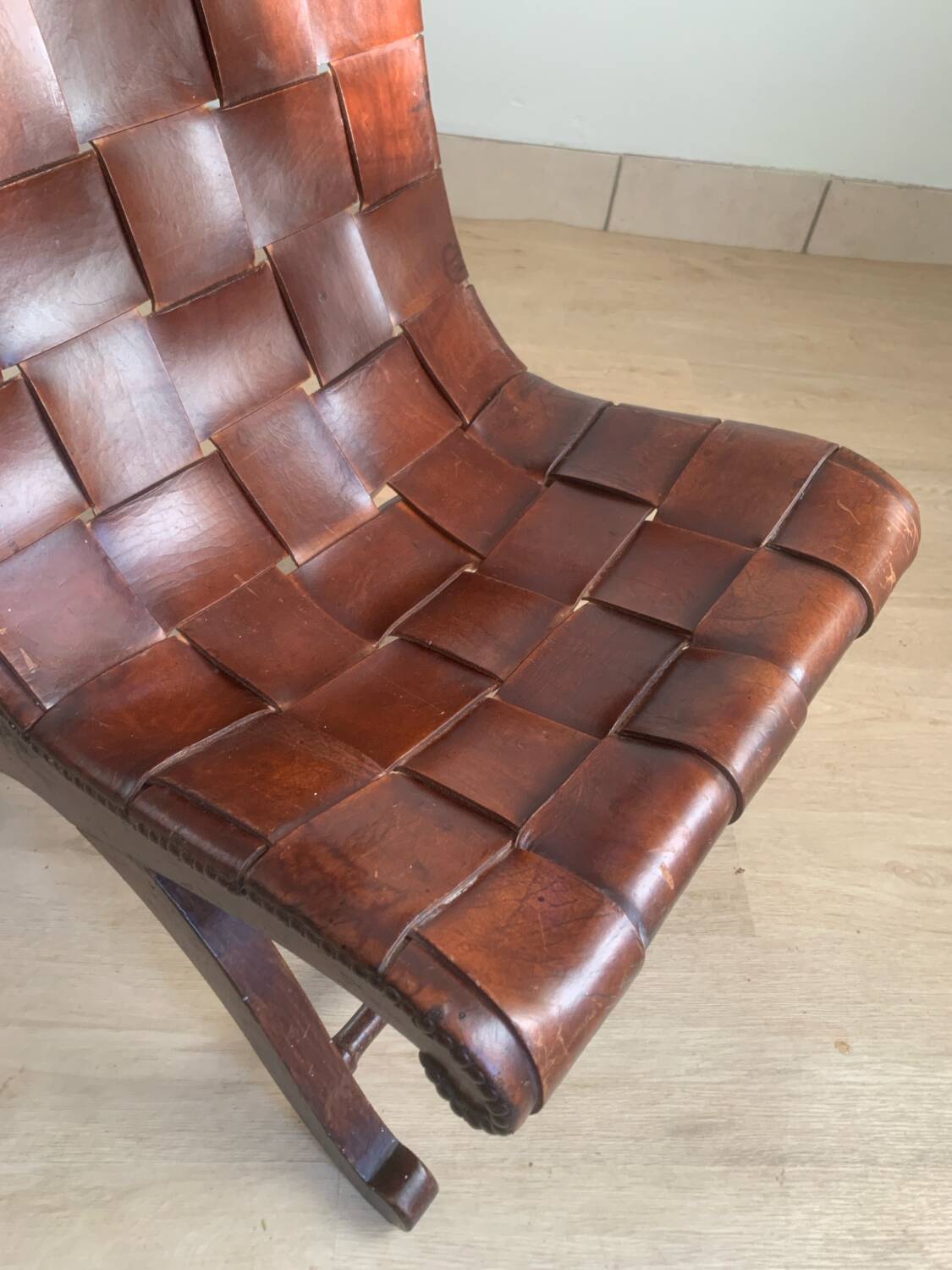 Chauffeuse en bois et cuir de Pierre Lottier