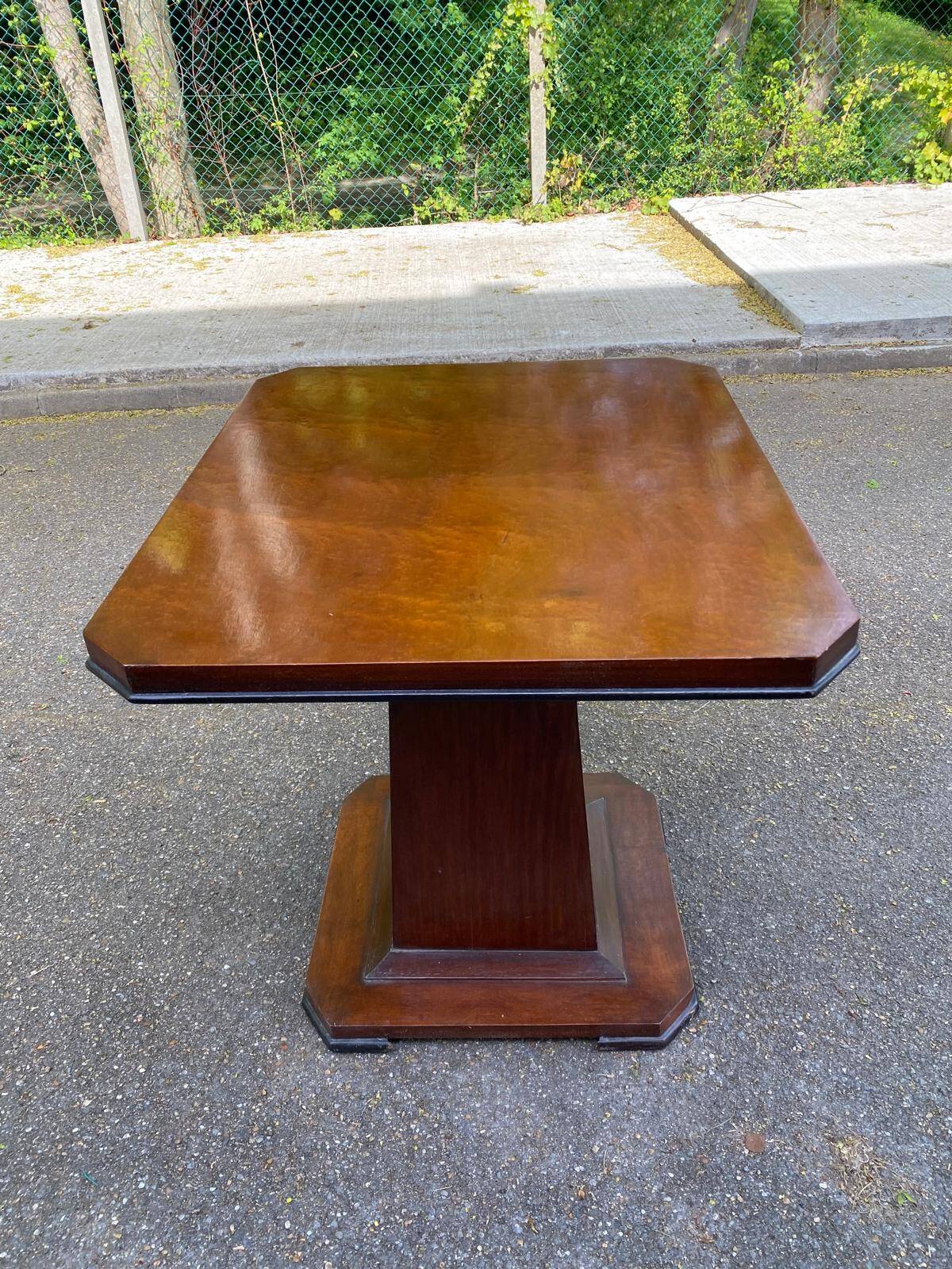 Art Deco dining table in rosewood from the 1950s with a central leg.
