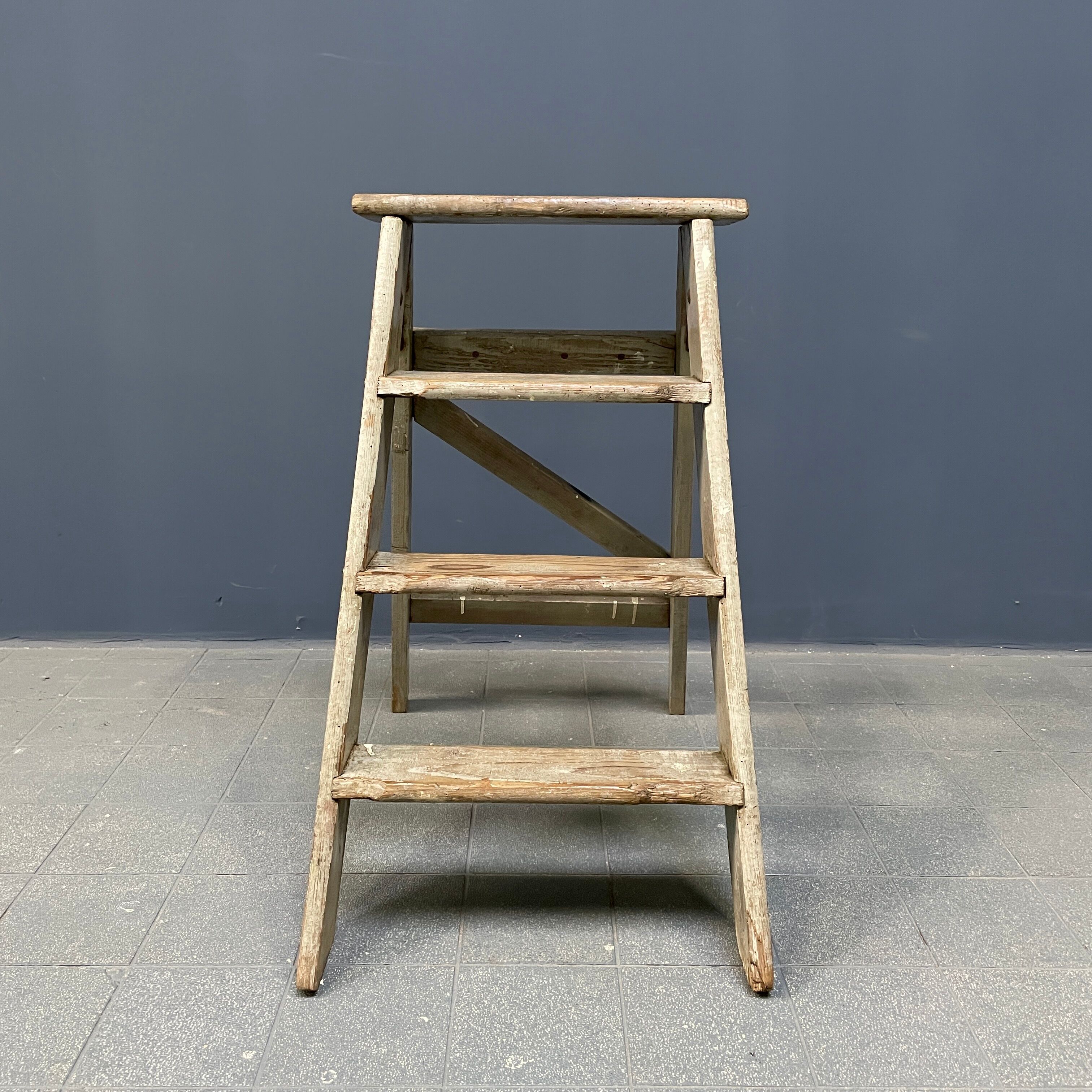 Escaliers ou marches en brocante gris clair