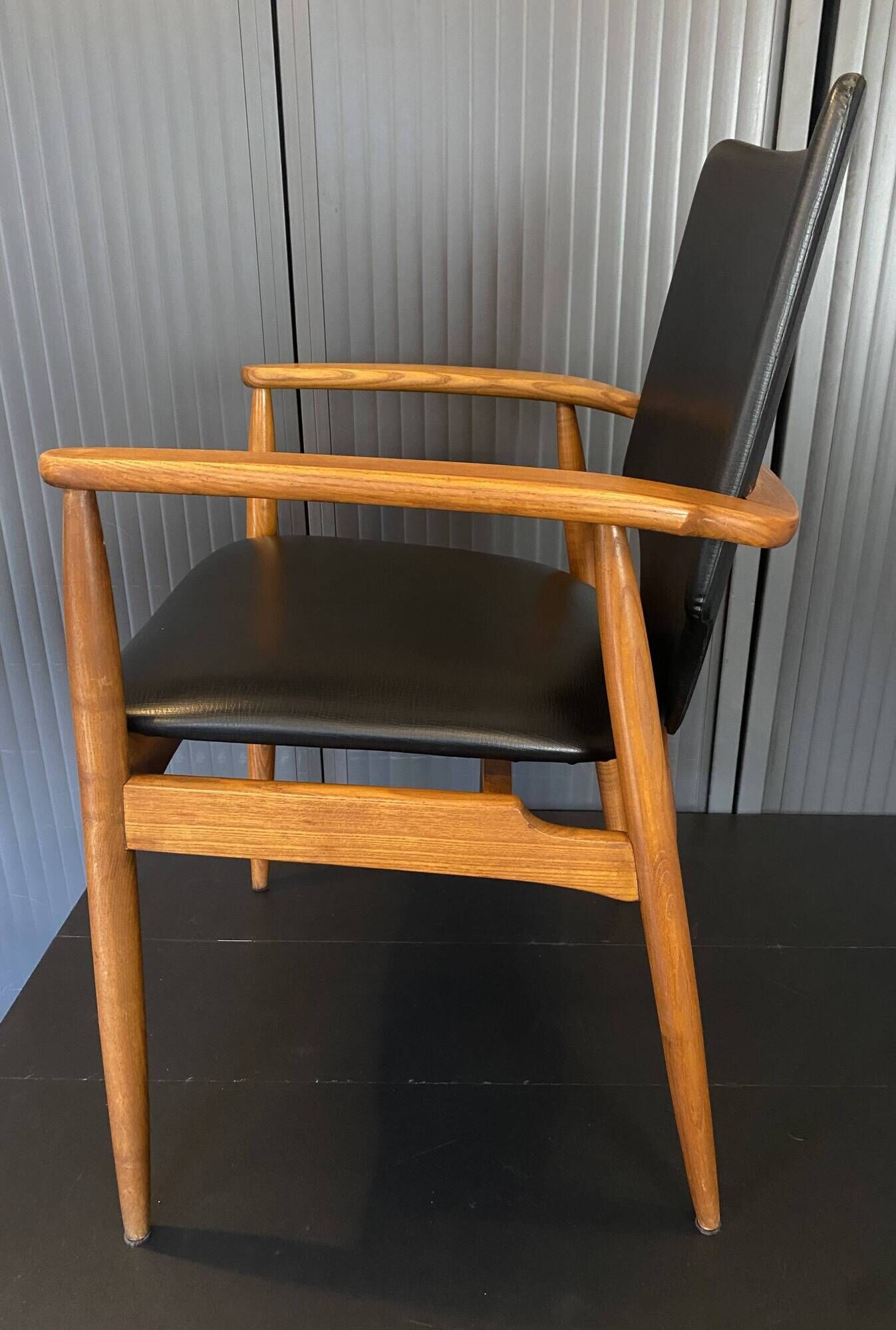 A Scandinavian teak skai chair from the 1960s for a vintage desk table.