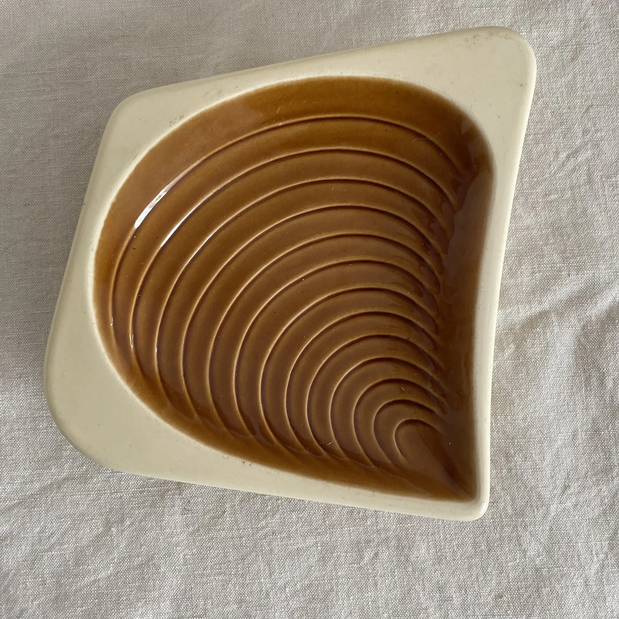 Shell-shaped vide poche by Verceram from the 1960s.