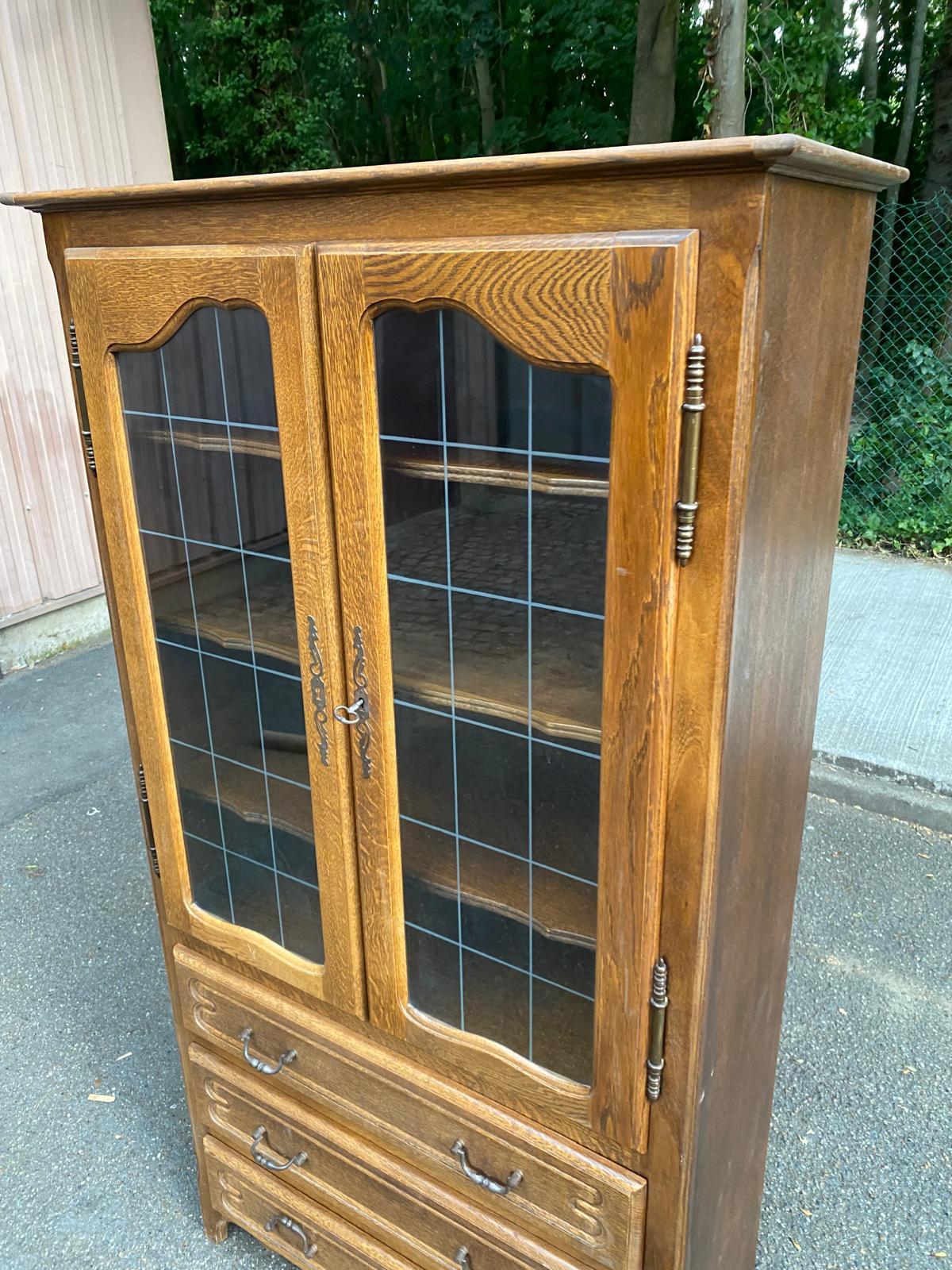Vitrine Louis XV en bois signée Riskoff