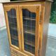Vitrine Louis XV en bois signée Riskoff