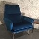 Paire de fauteuils de Guy Besnard en velours bleu