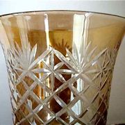 Vase en cristal taillé irisé couleur ambre